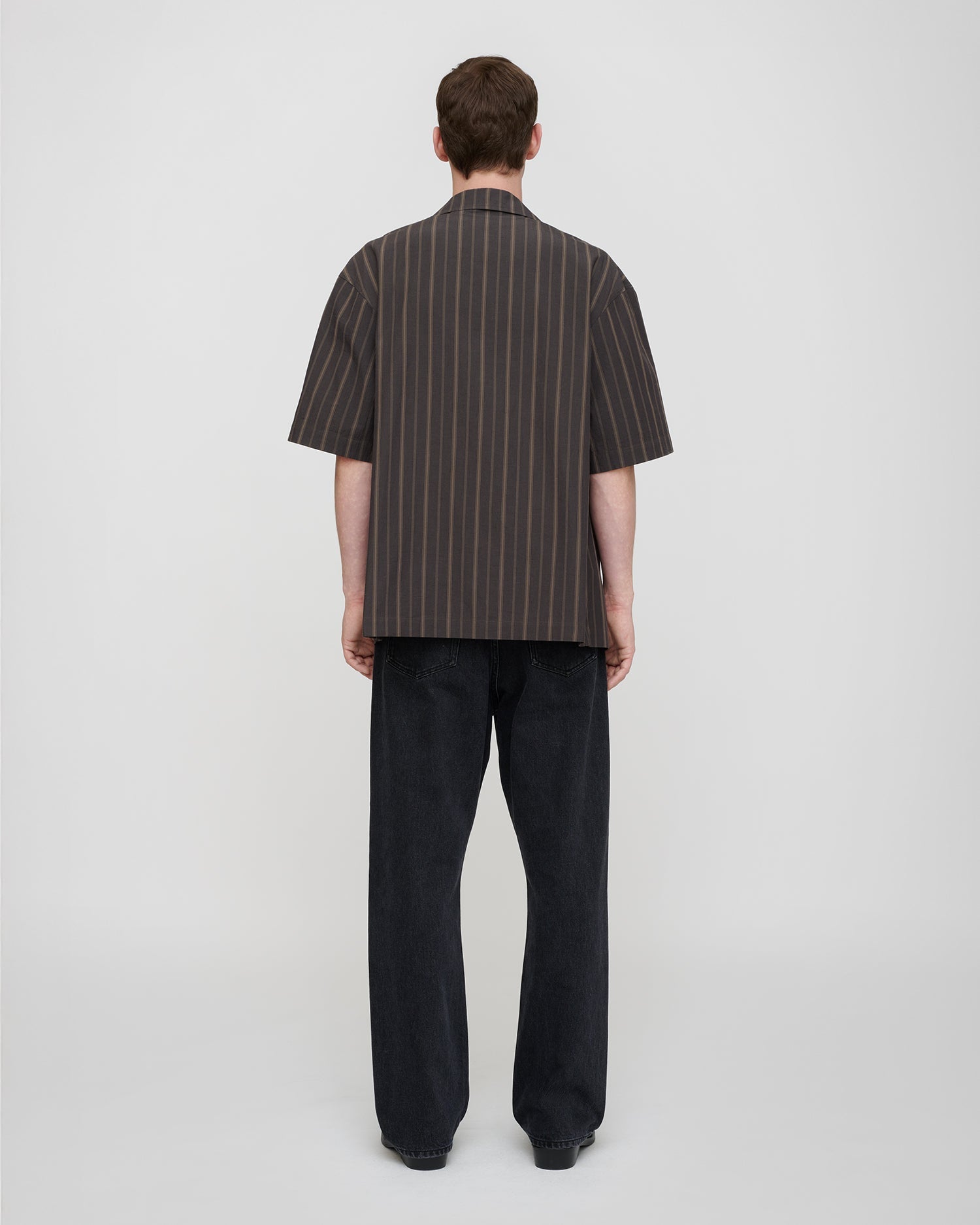 Chemise noire délavée à manches courtes, rayée, avec poche en crochet