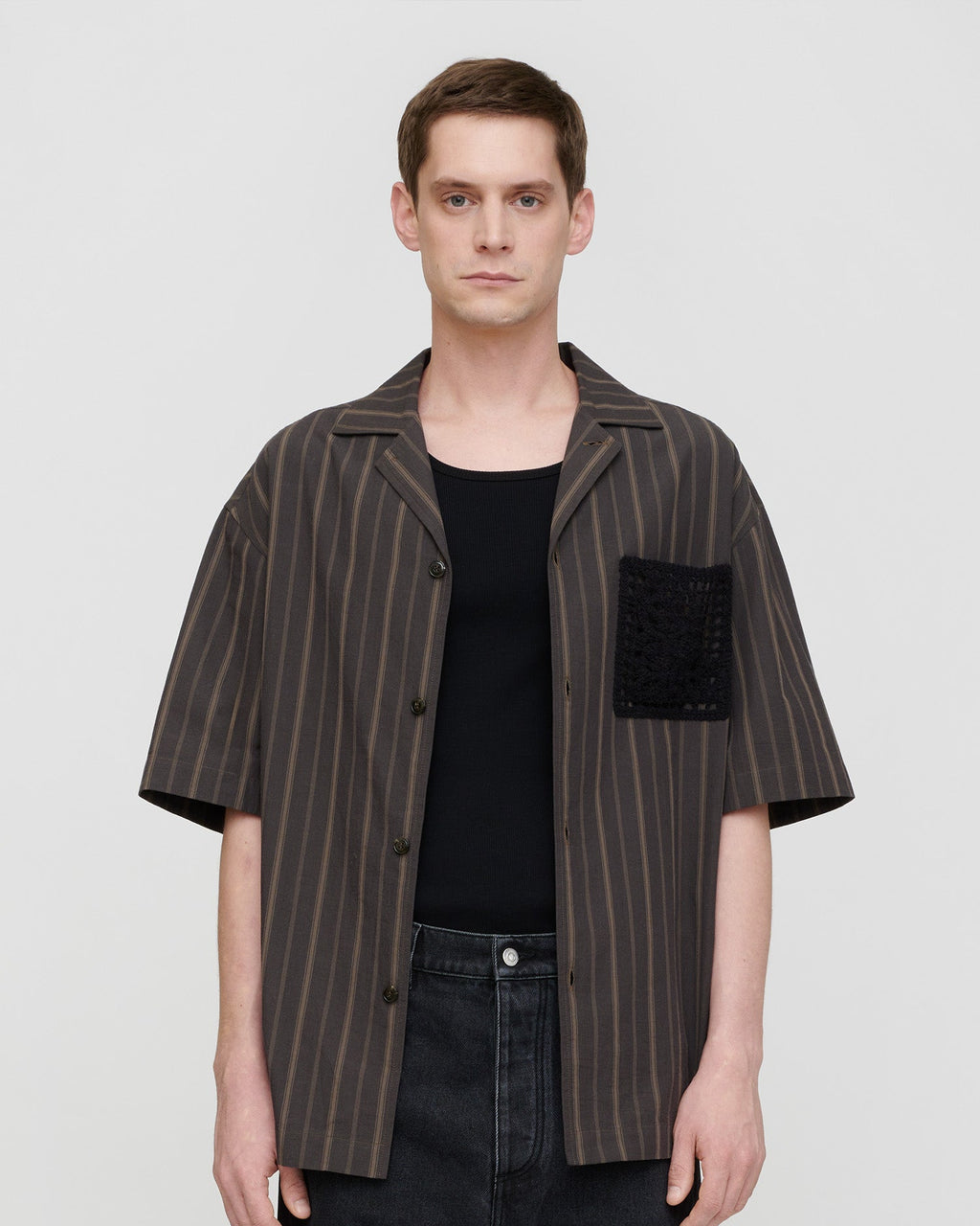 Chemise noire délavée à manches courtes, rayée, avec poche en crochet