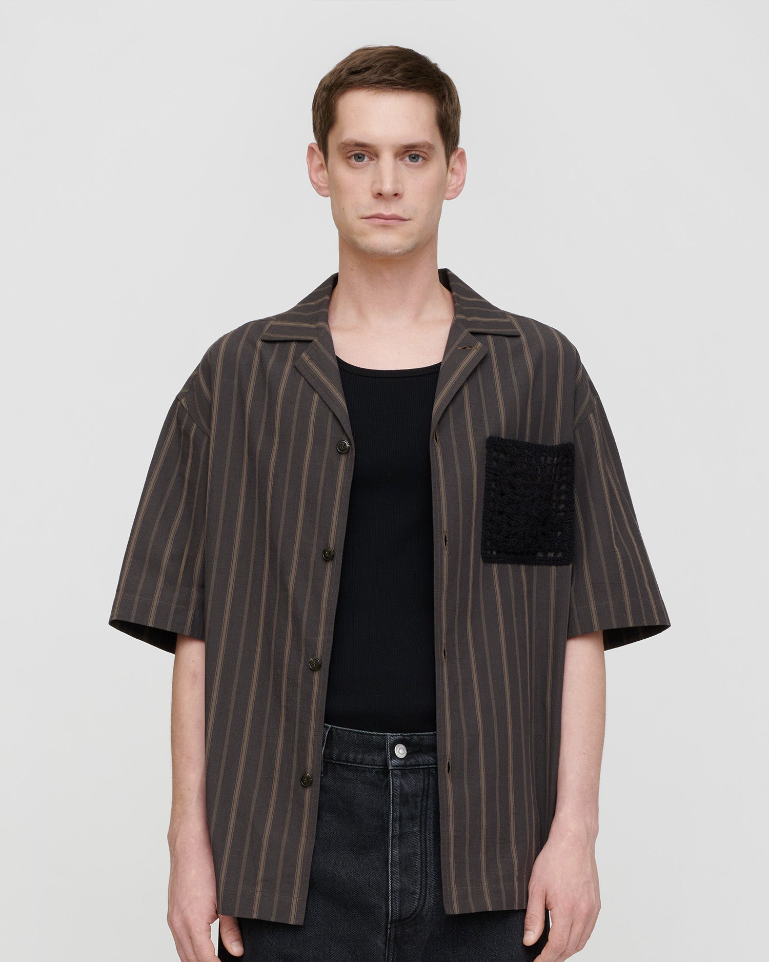 Chemise noire délavée à manches courtes, rayée, avec poche en crochet