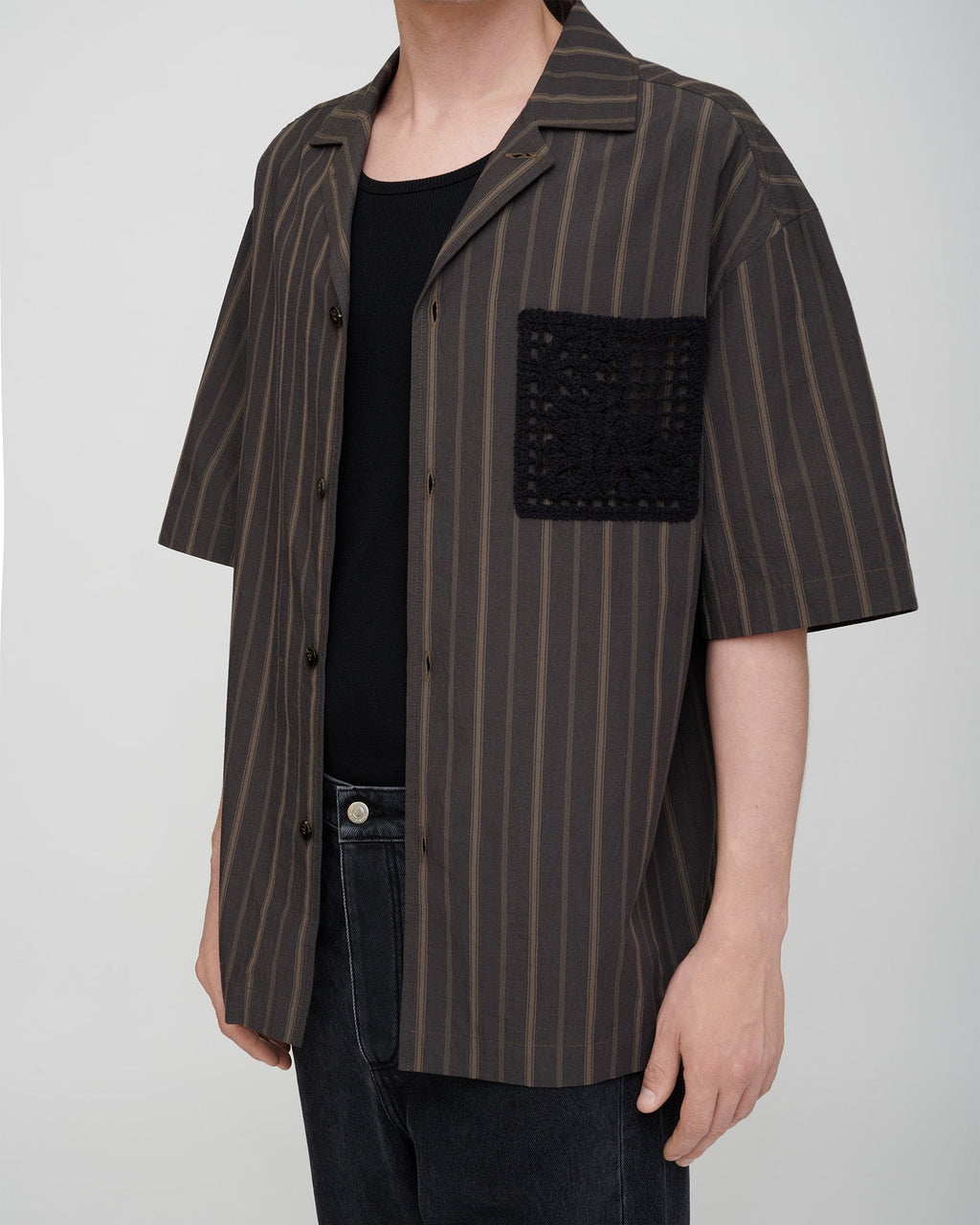 Chemise noire délavée à manches courtes, rayée, avec poche en crochet
