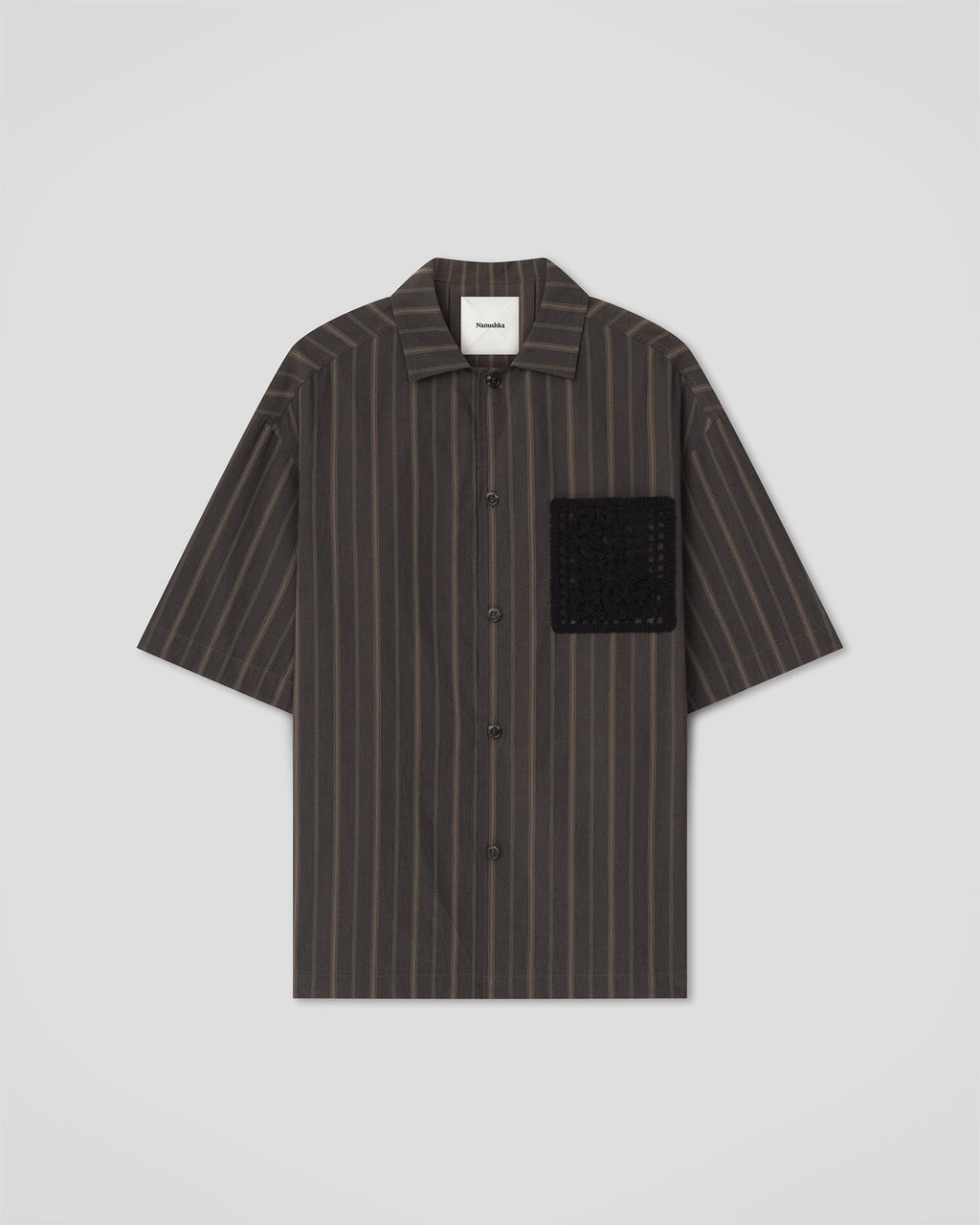 Chemise noire délavée à manches courtes, rayée, avec poche en crochet