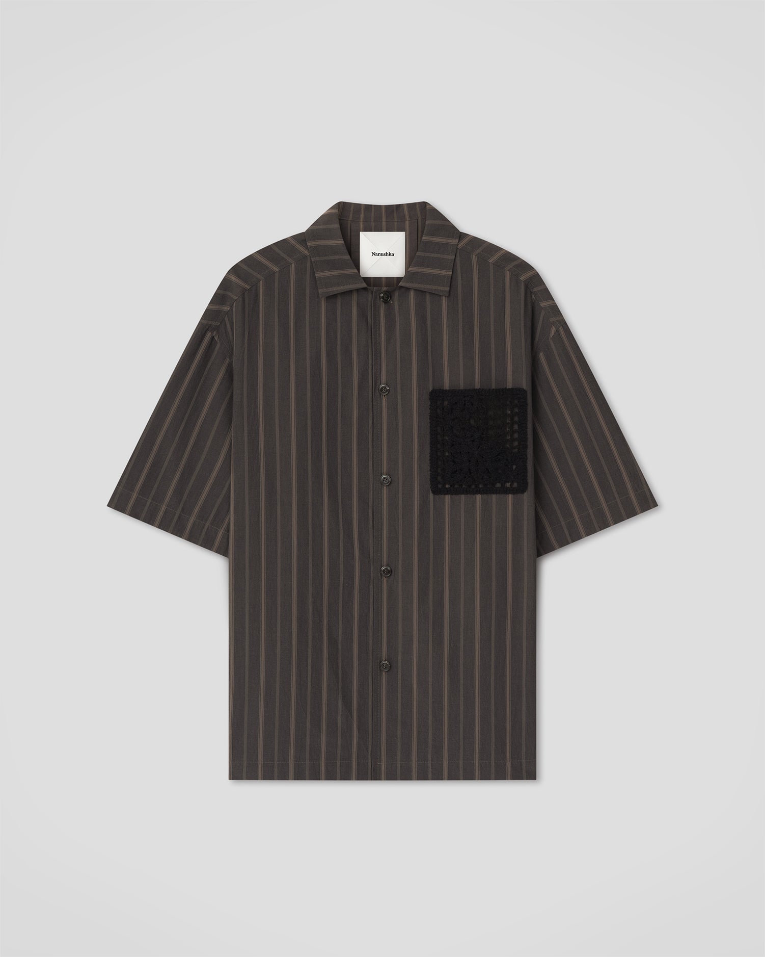 Chemise noire délavée à manches courtes, rayée, avec poche en crochet