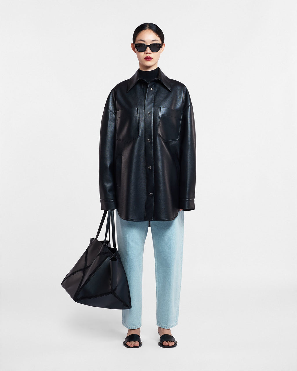 Surchemise-veste boutonnée noire oversize en cuir régénéré avec poches poitrine
