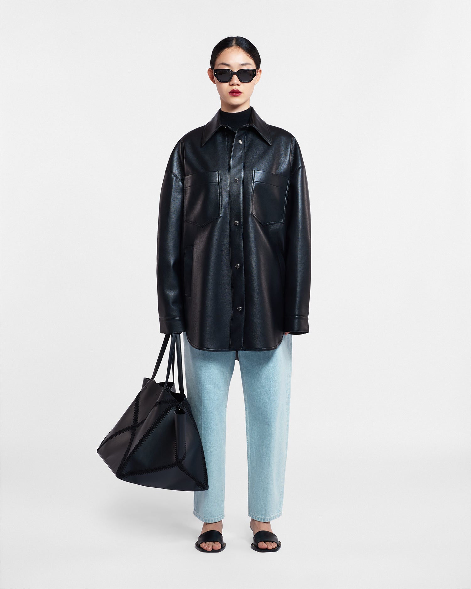 Surchemise-veste boutonnée noire oversize en cuir régénéré avec poches poitrine
