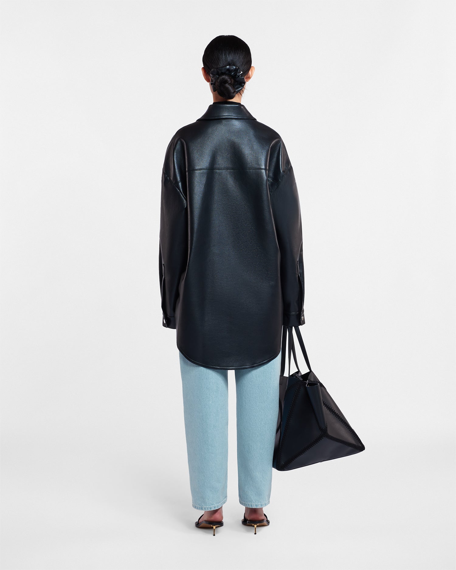 Surchemise-veste boutonnée noire oversize en cuir régénéré avec poches poitrine