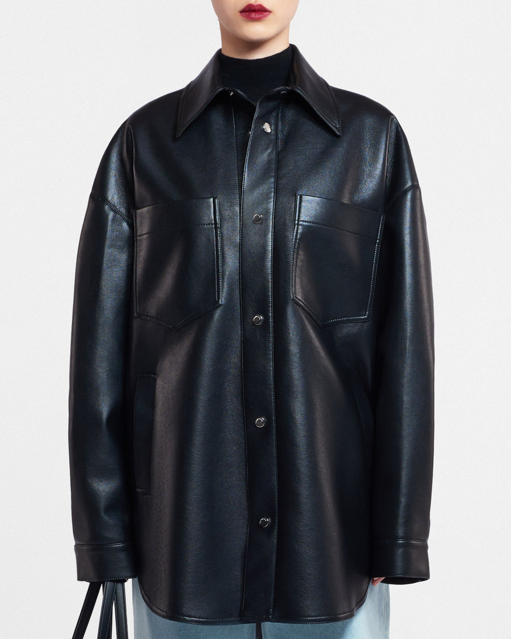 Surchemise-veste boutonnée noire oversize en cuir régénéré avec poches poitrine