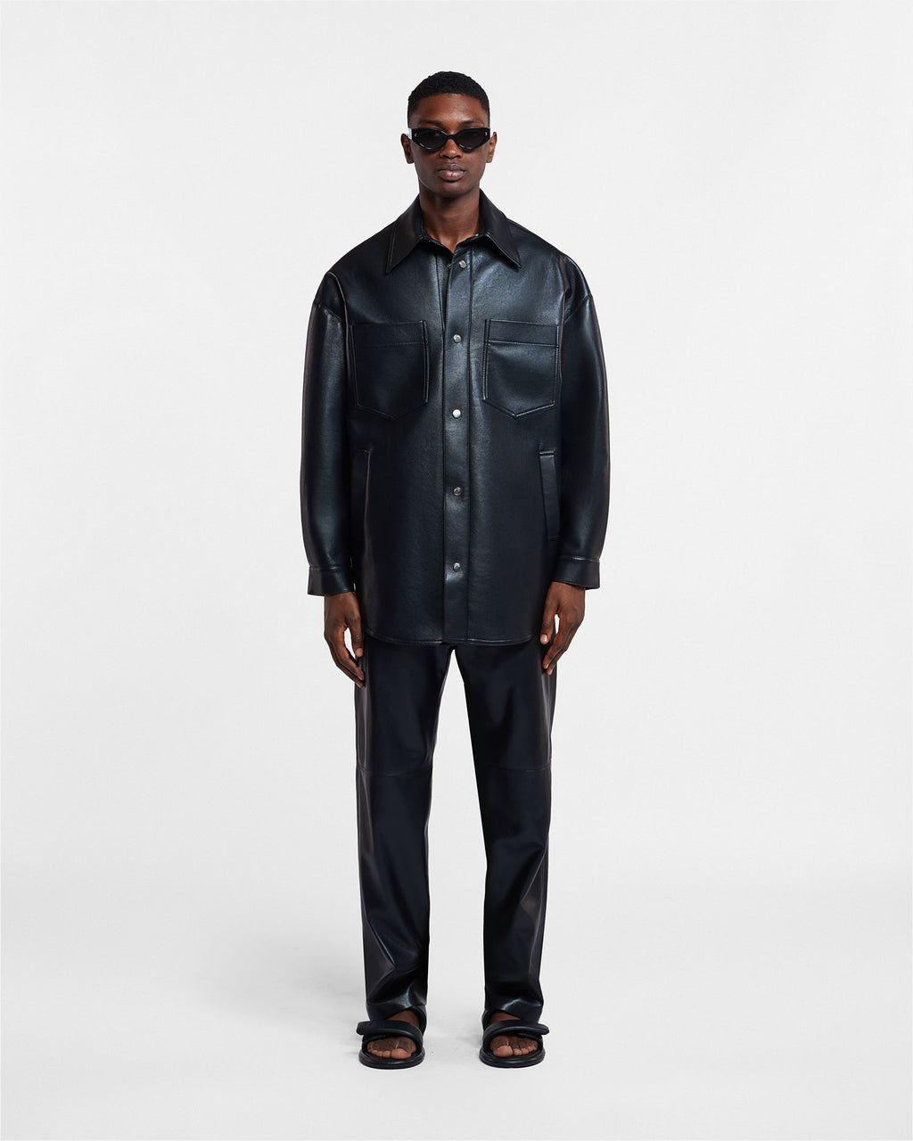 Surchemise-veste boutonnée noire oversize en cuir régénéré avec poches poitrine
