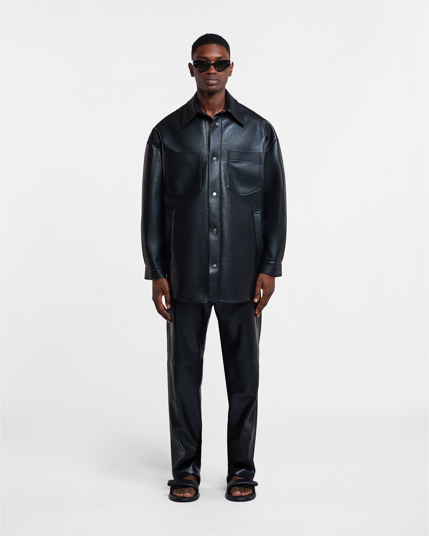 Surchemise-veste boutonnée noire oversize en cuir régénéré avec poches poitrine