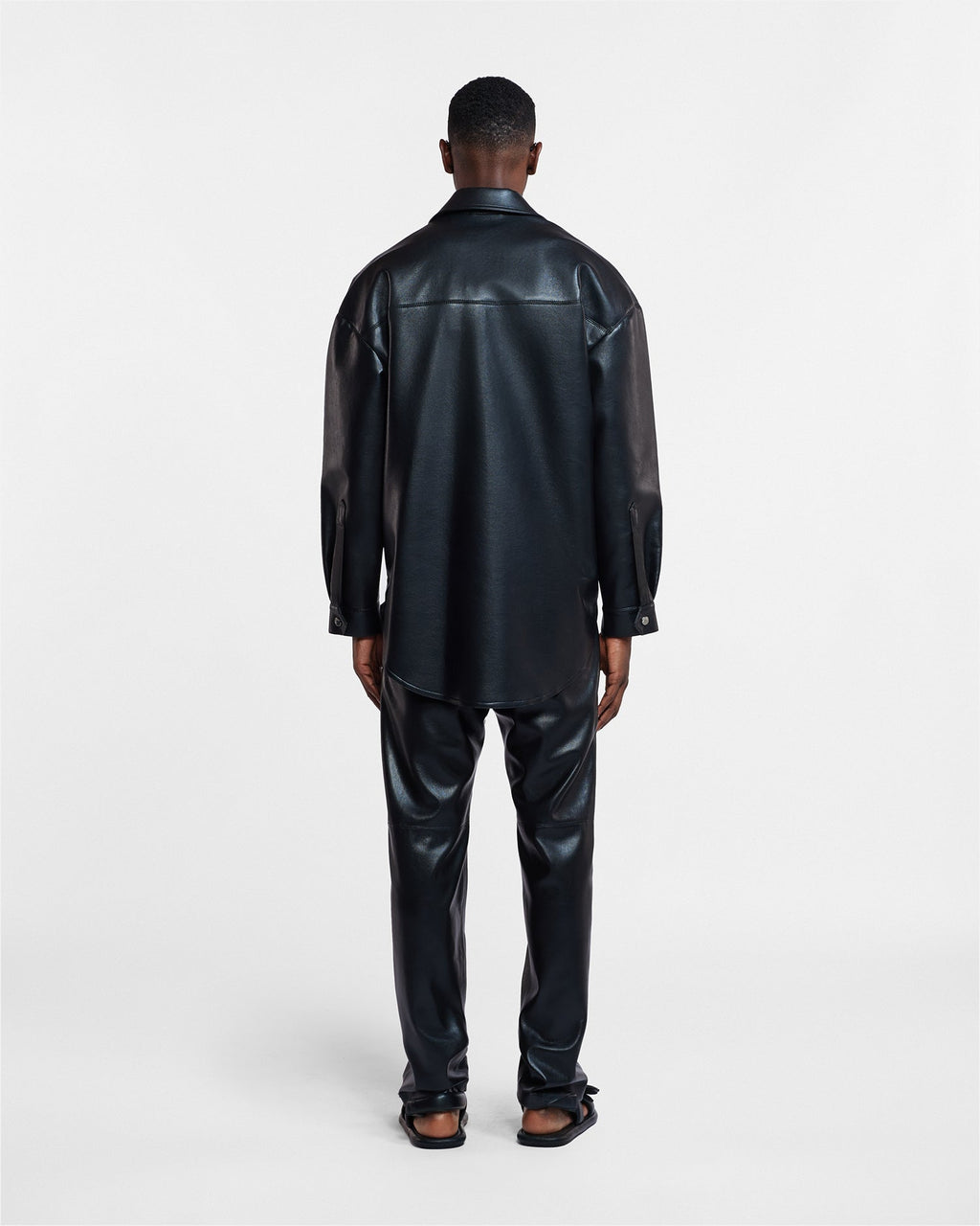 Surchemise-veste boutonnée noire oversize en cuir régénéré avec poches poitrine