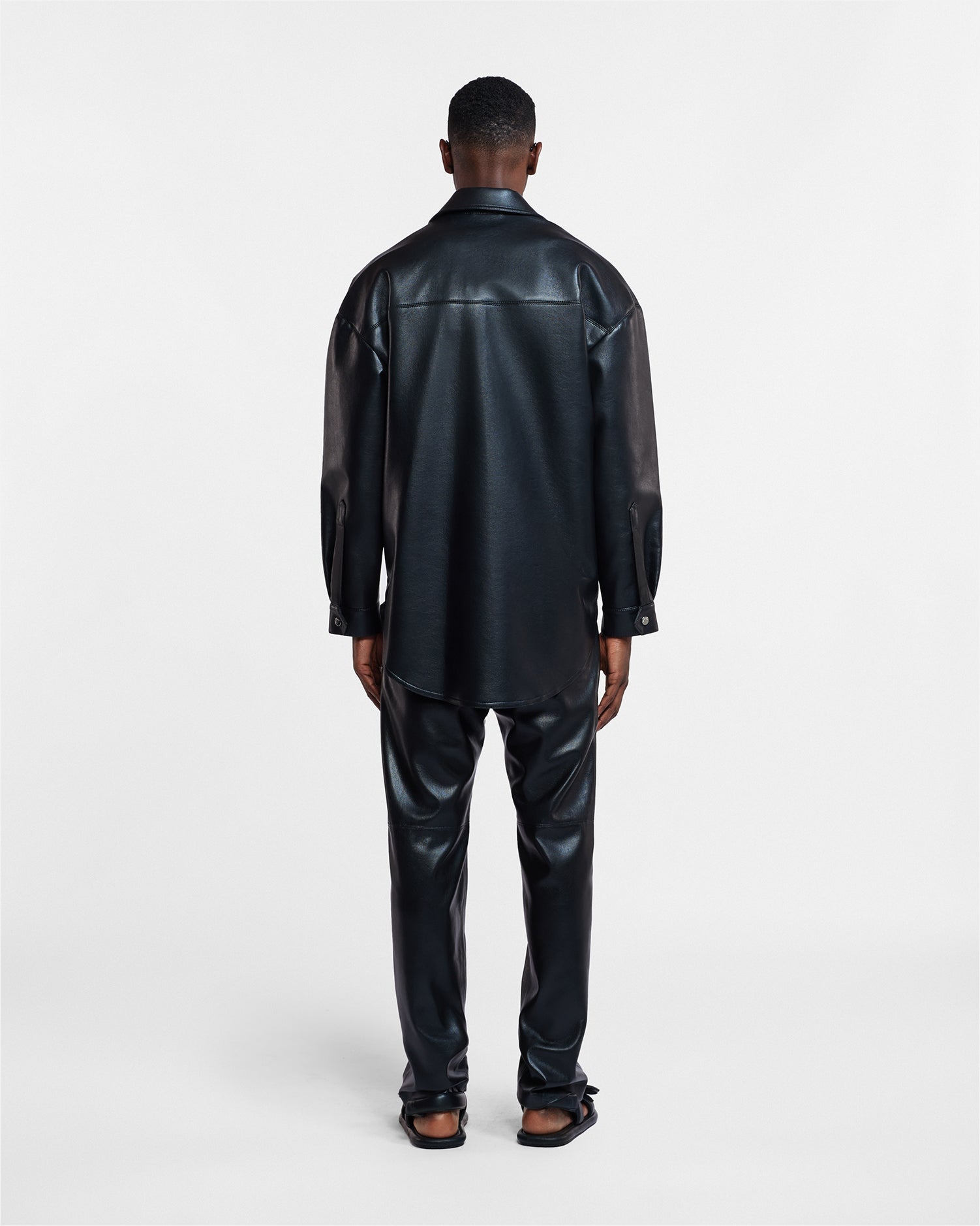 Surchemise-veste boutonnée noire oversize en cuir régénéré avec poches poitrine