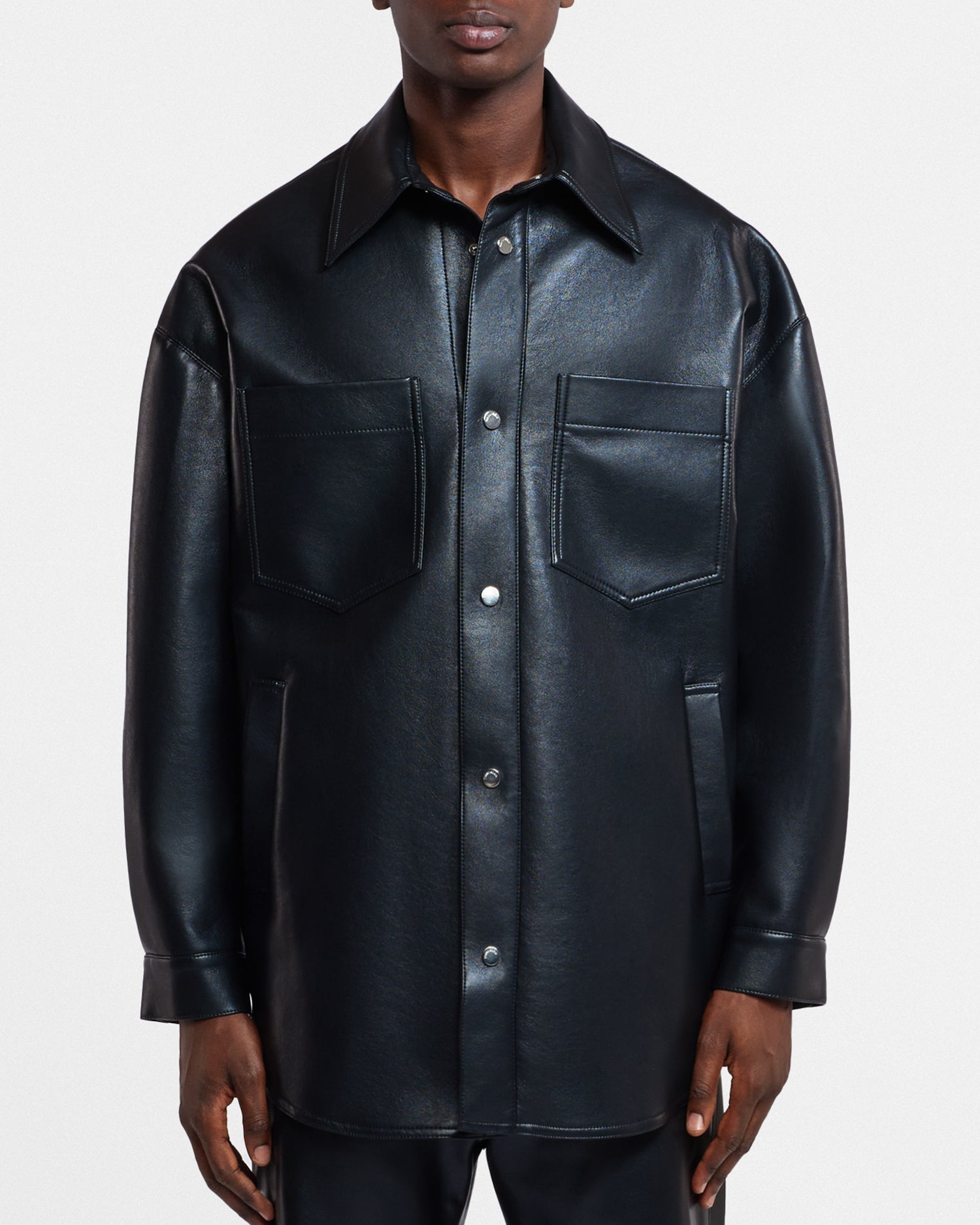 Surchemise-veste boutonnée noire oversize en cuir régénéré avec poches poitrine