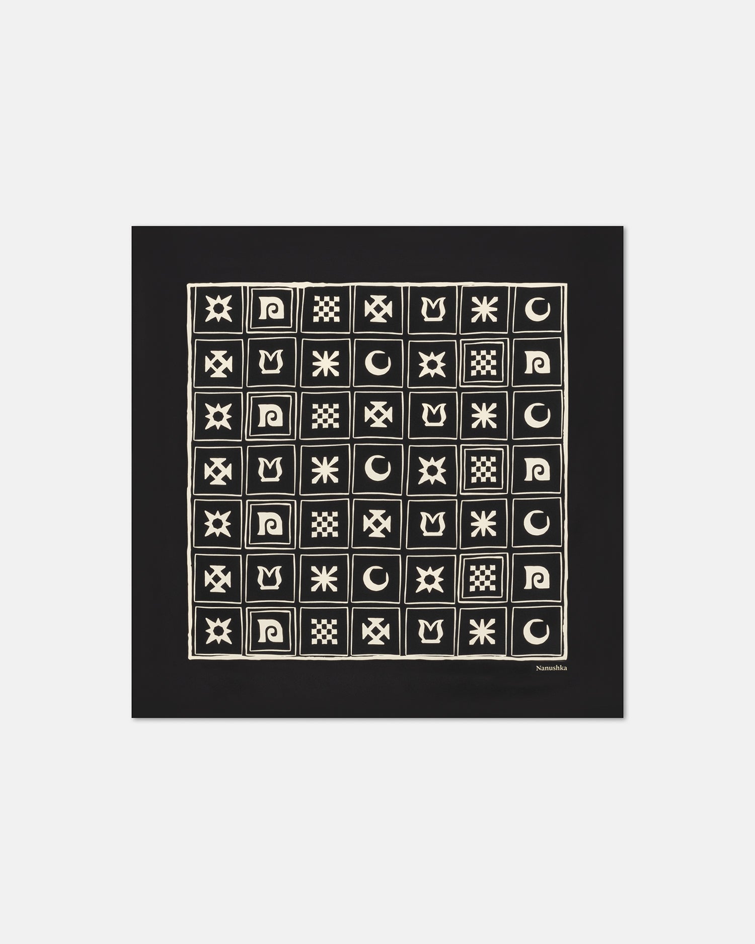 Foulard carré en soie imprimée noir beige motif géométrique symbolique