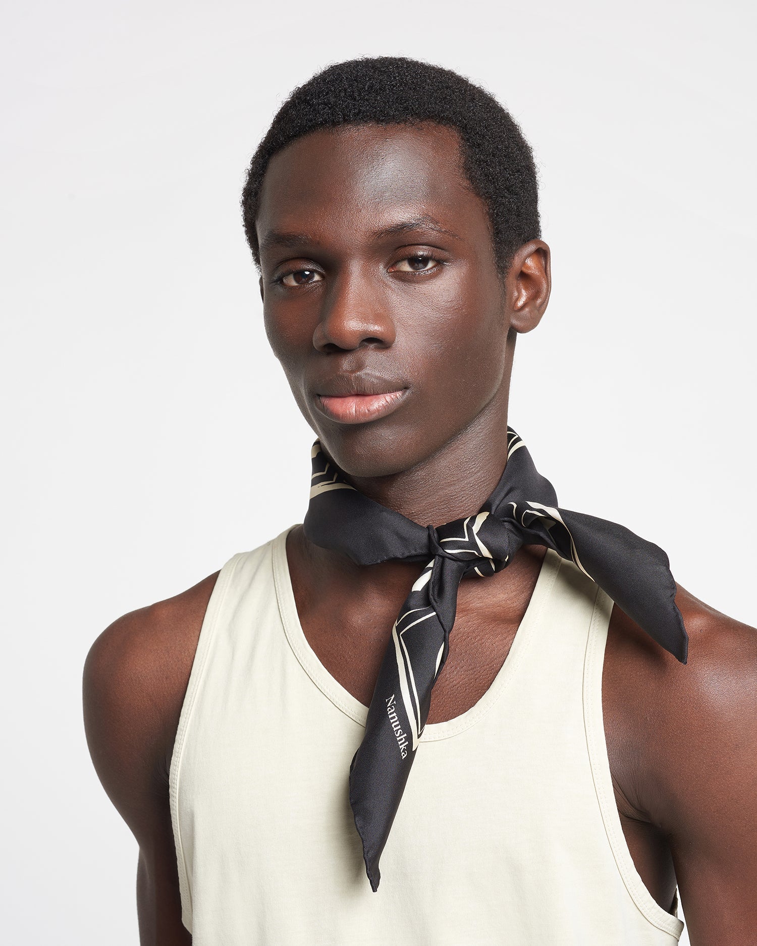 Foulard carré en soie imprimée noir beige motif géométrique symbolique