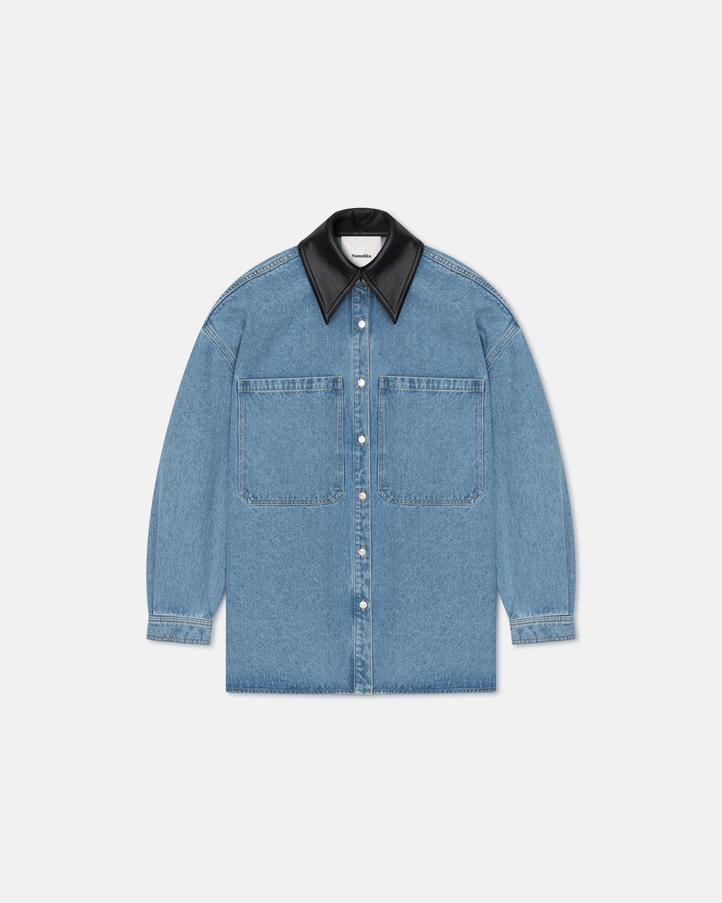 Chemise en jean surdimensionnée bleu moyen en coton biologique avec col en cuir noir