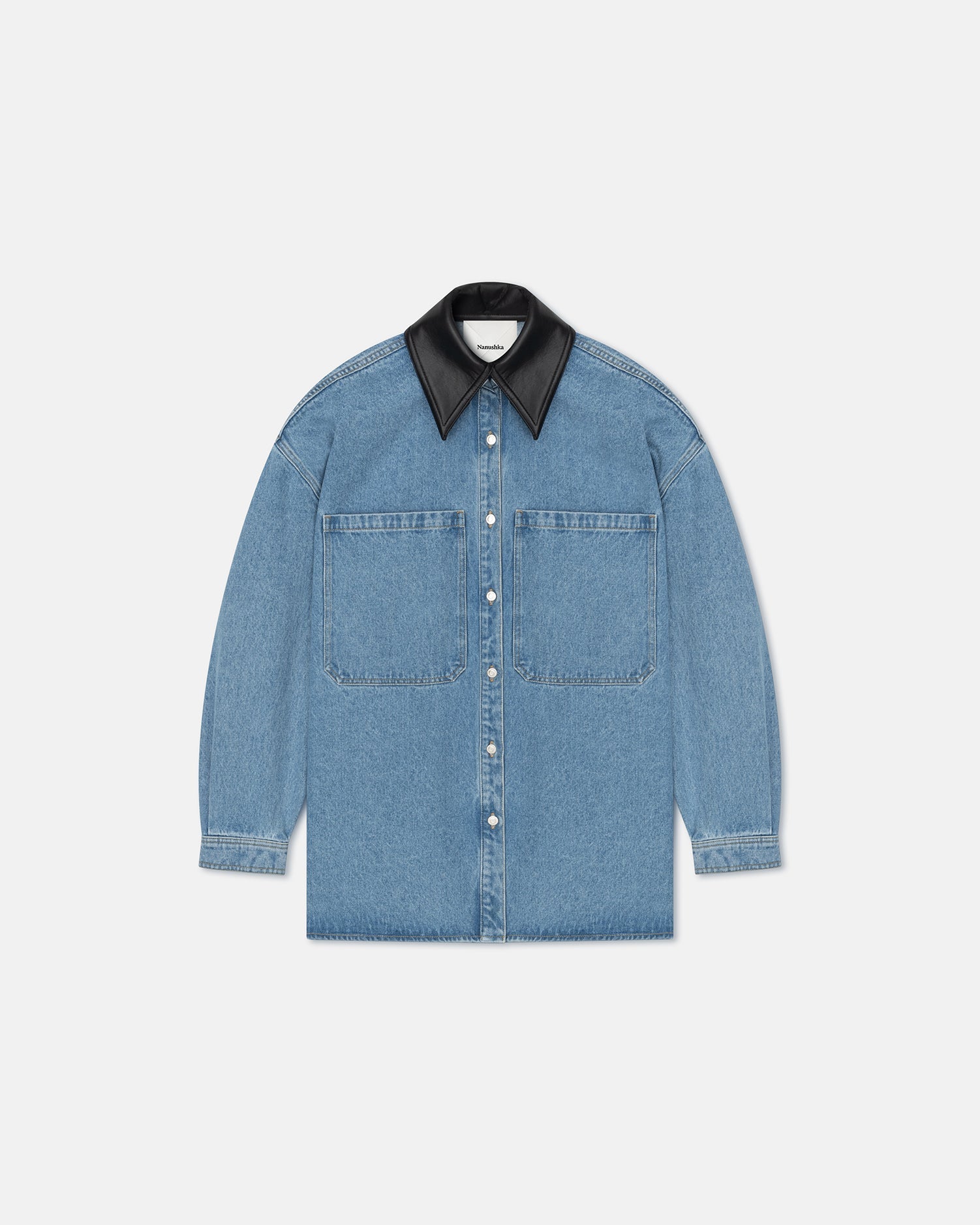 Chemise en jean surdimensionnée bleu moyen en coton biologique avec col en cuir noir