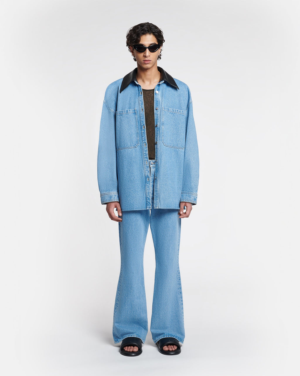 Chemise en jean surdimensionnée bleu moyen en coton biologique avec col en cuir noir