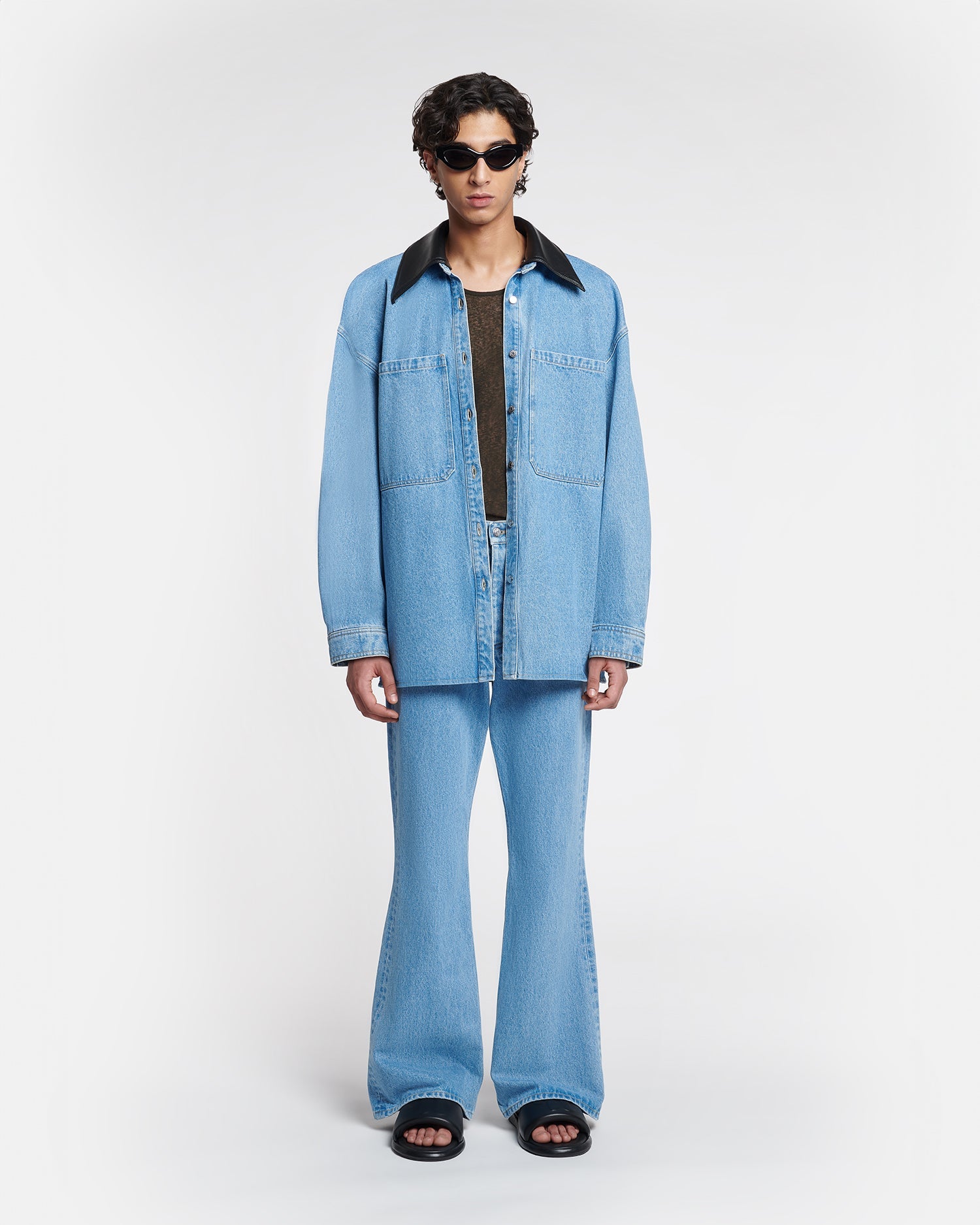 Chemise en jean surdimensionnée bleu moyen en coton biologique avec col en cuir noir