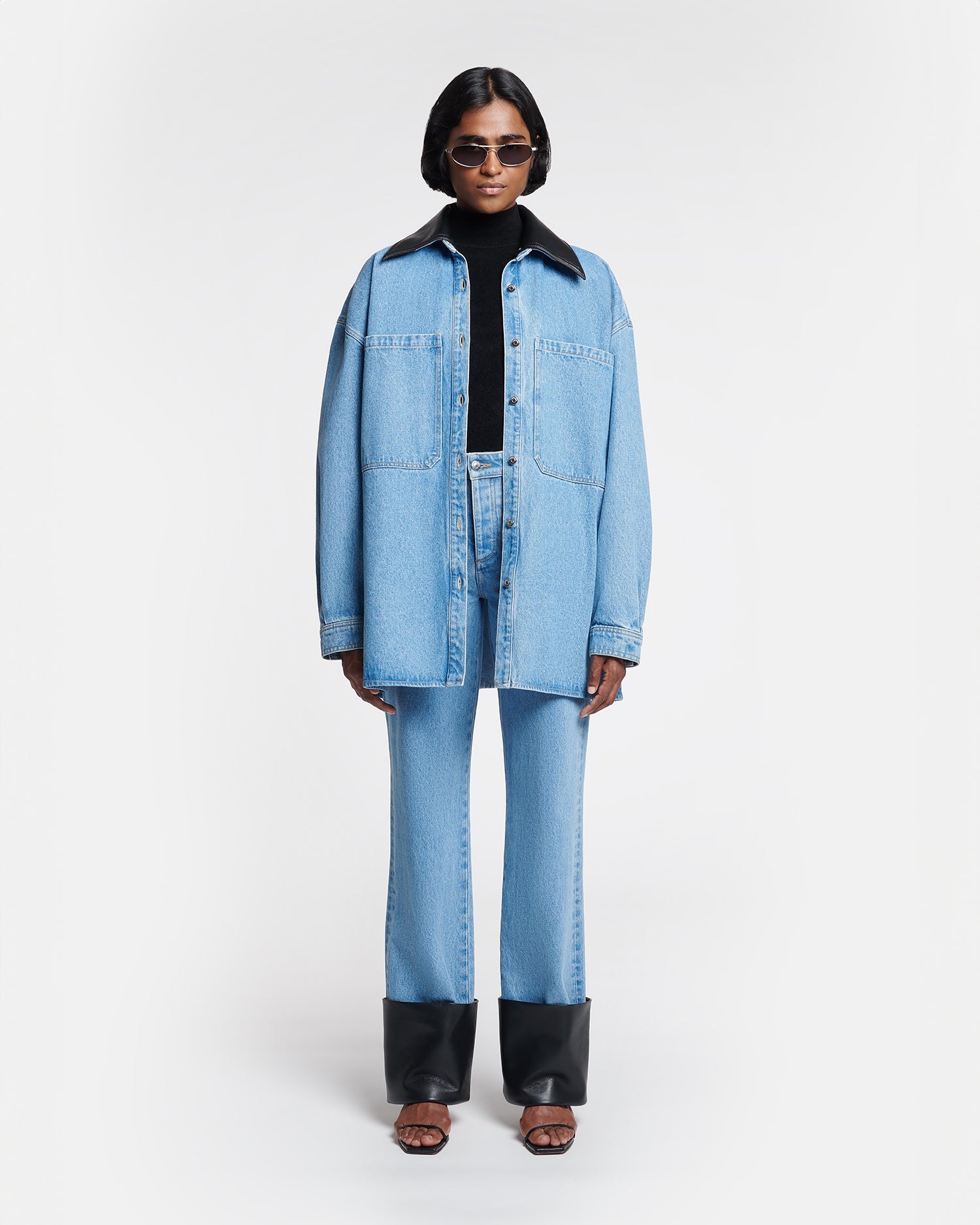 Chemise en jean surdimensionnée bleu moyen en coton biologique avec col en cuir noir