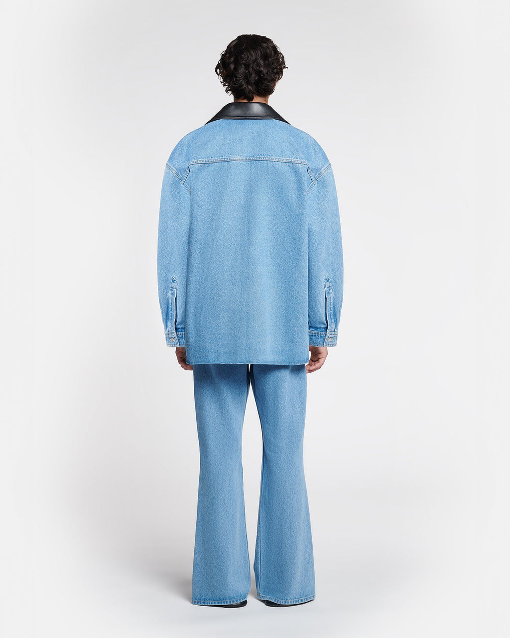 Chemise en jean surdimensionnée bleu moyen en coton biologique avec col en cuir noir