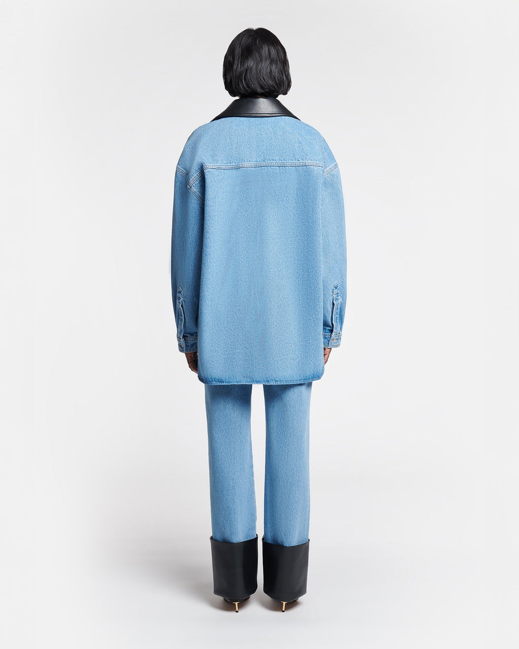 Chemise en jean surdimensionnée bleu moyen en coton biologique avec col en cuir noir