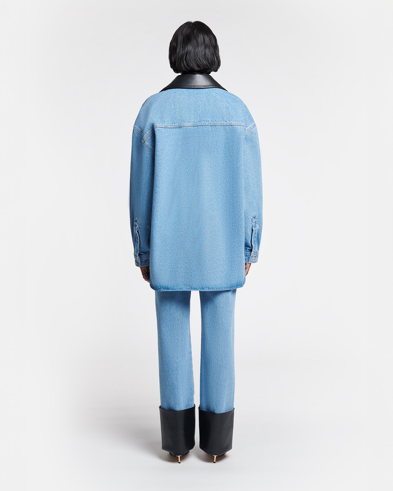 Chemise en jean surdimensionnée bleu moyen en coton biologique avec col en cuir noir