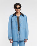 Chemise en jean surdimensionnée bleu moyen en coton biologique avec col en cuir noir