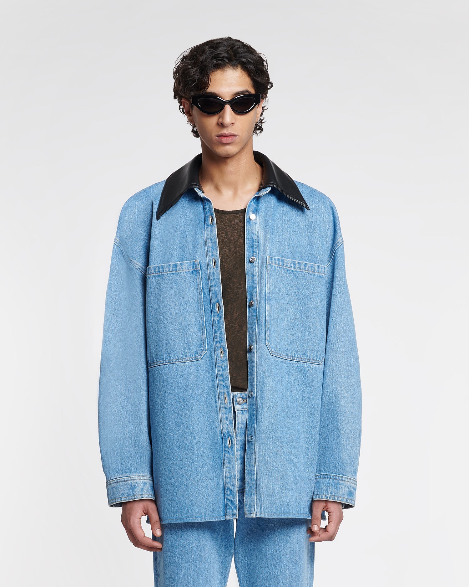 Chemise en jean surdimensionnée bleu moyen en coton biologique avec col en cuir noir