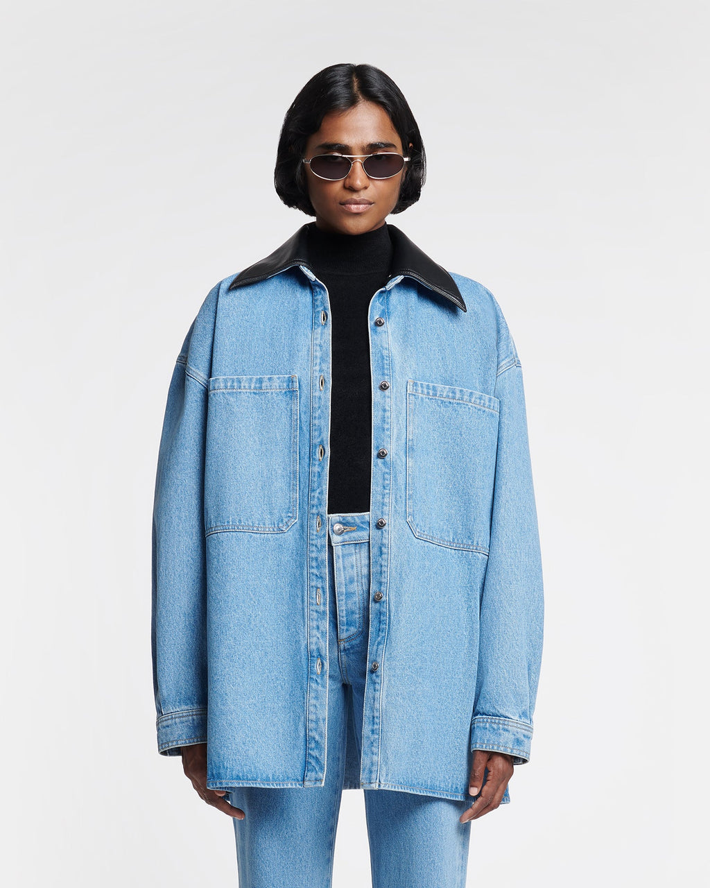 Chemise en jean surdimensionnée bleu moyen en coton biologique avec col en cuir noir