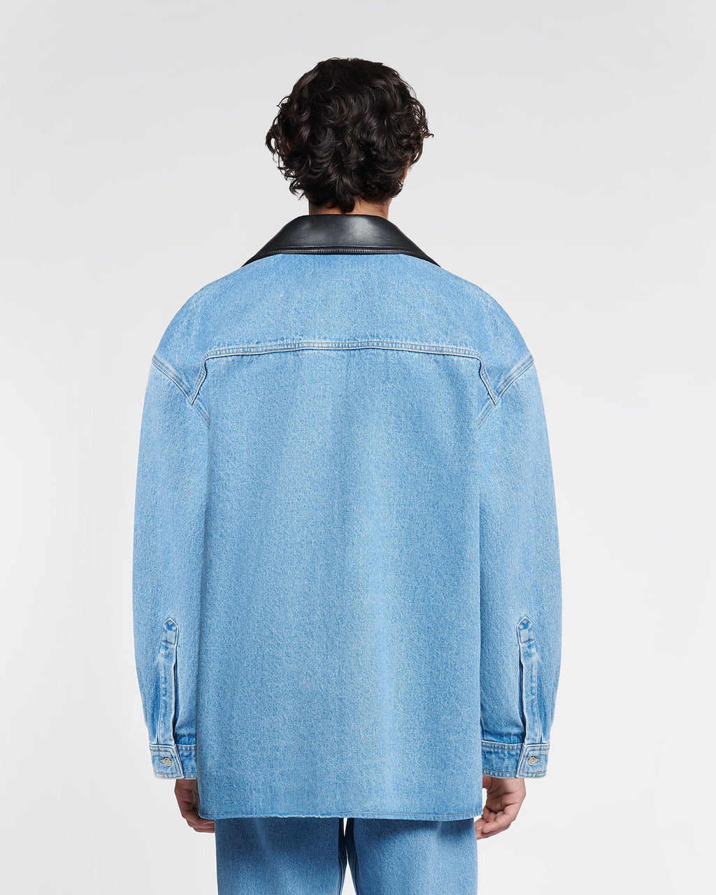 Chemise en jean surdimensionnée bleu moyen en coton biologique avec col en cuir noir