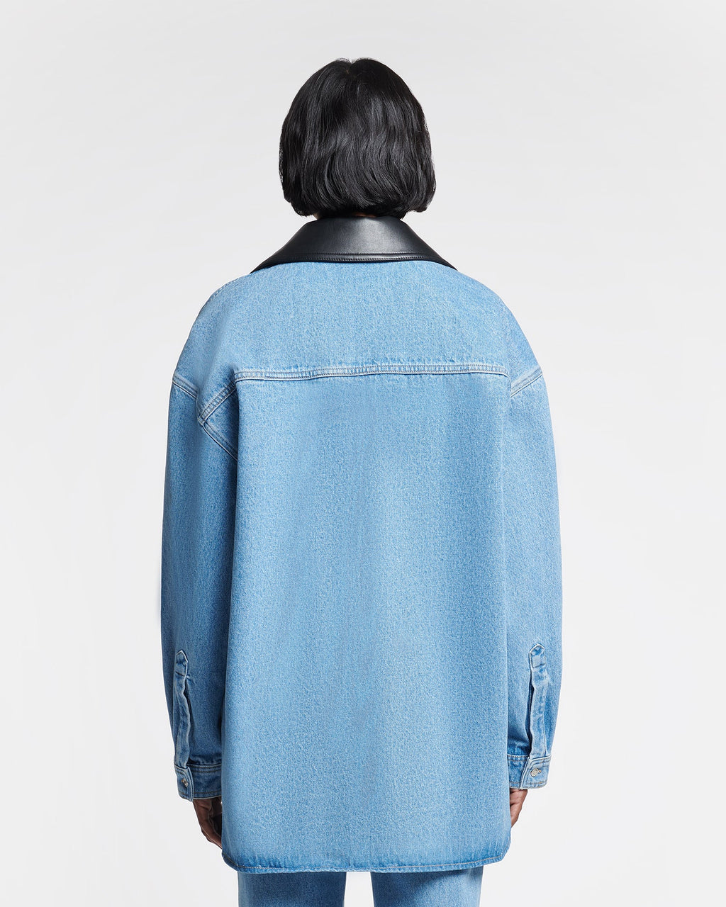 Chemise en jean surdimensionnée bleu moyen en coton biologique avec col en cuir noir