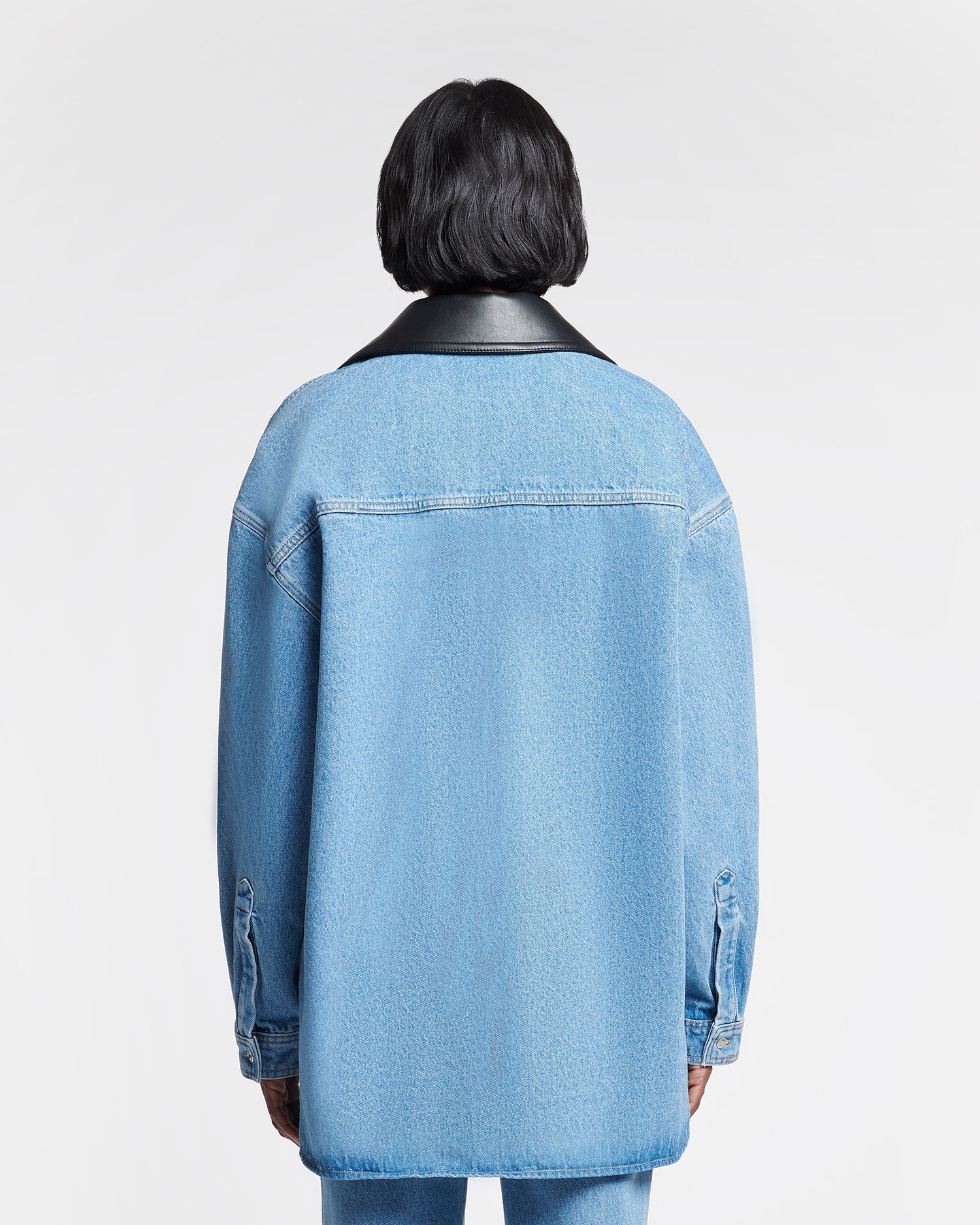 Chemise en jean surdimensionnée bleu moyen en coton biologique avec col en cuir noir