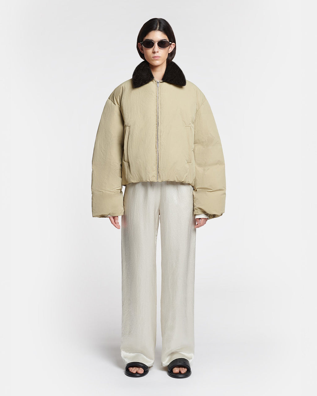 Veste Technique Courte en Nylon Beige Sauge avec Col en Fausse Fourrure Foncée