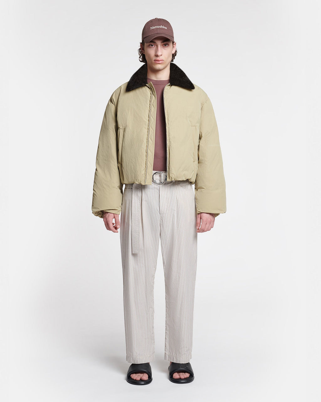 Veste Technique Courte en Nylon Beige Sauge avec Col en Fausse Fourrure Foncée