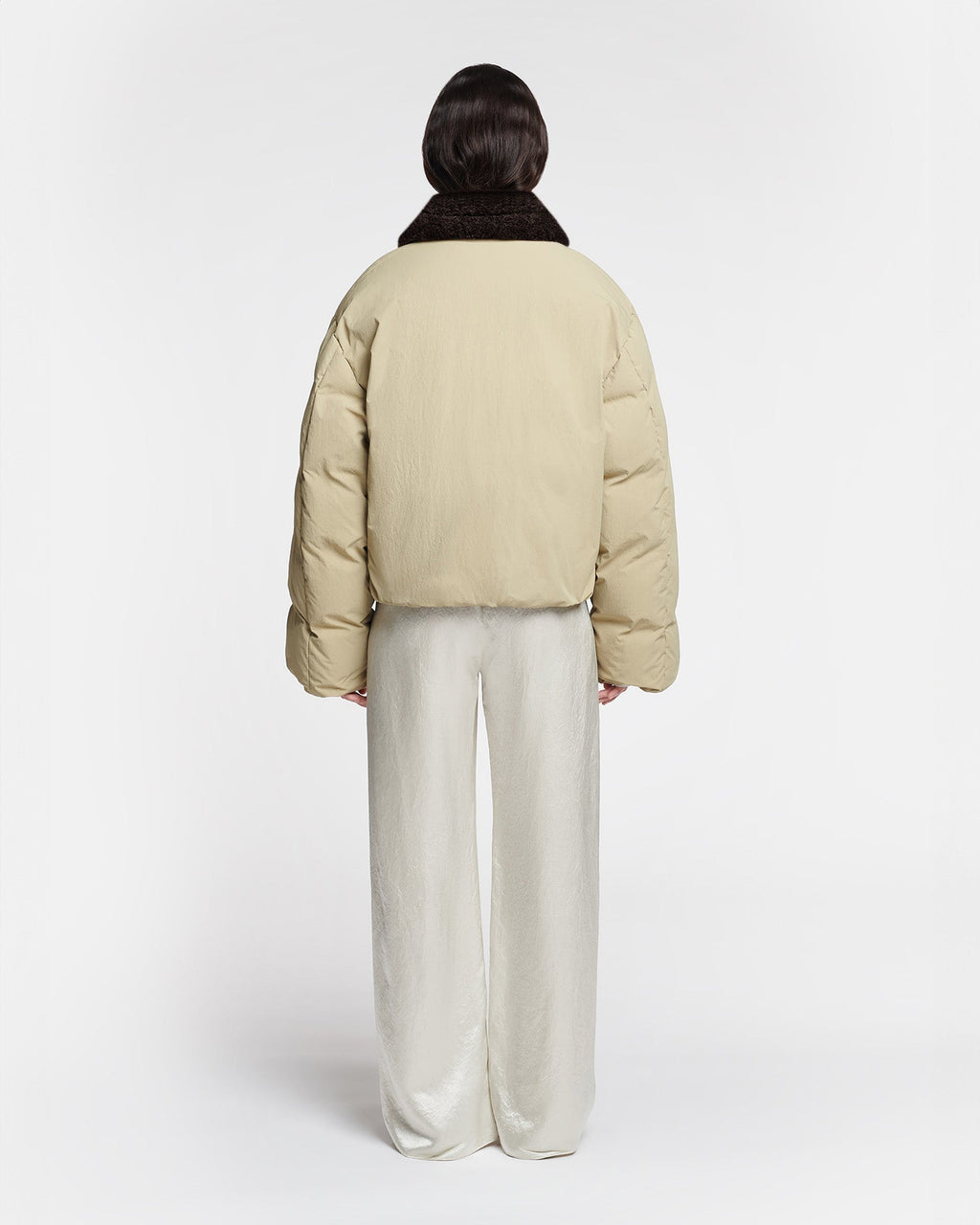 Veste Technique Courte en Nylon Beige Sauge avec Col en Fausse Fourrure Foncée