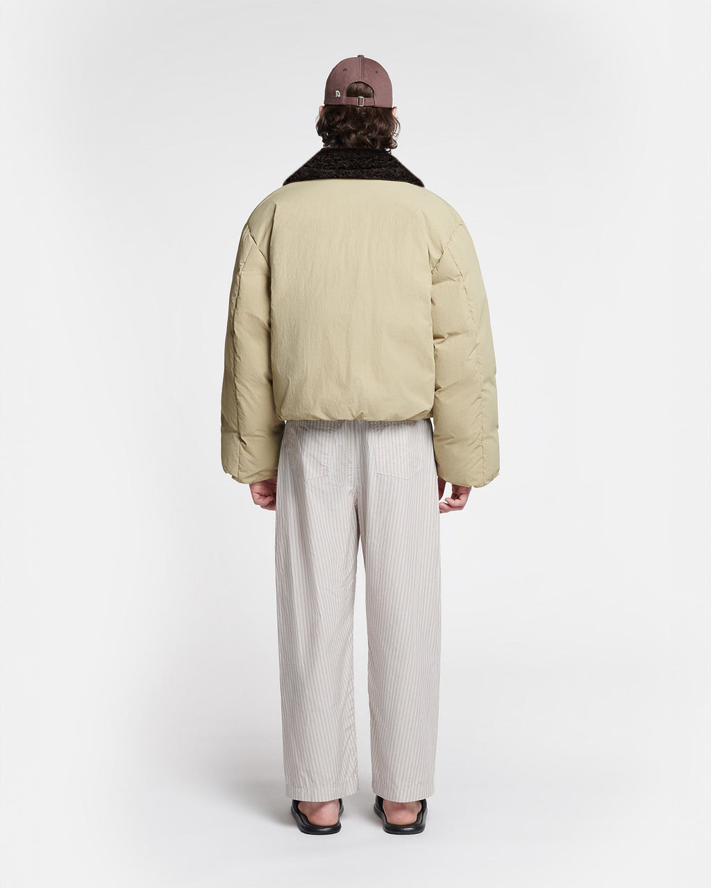 Veste Technique Courte en Nylon Beige Sauge avec Col en Fausse Fourrure Foncée