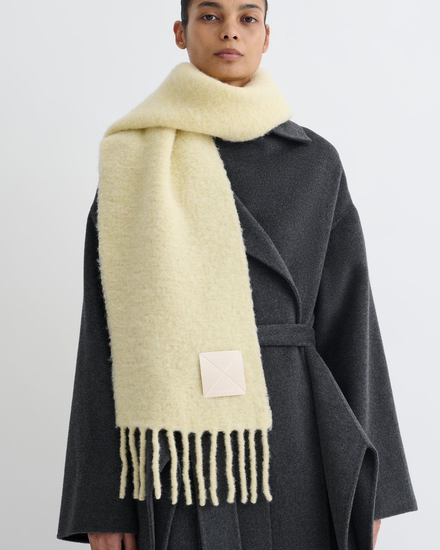 Écharpe frangée en mélange de laine doux, coloris blanc cassé, châle d'hiver minimaliste