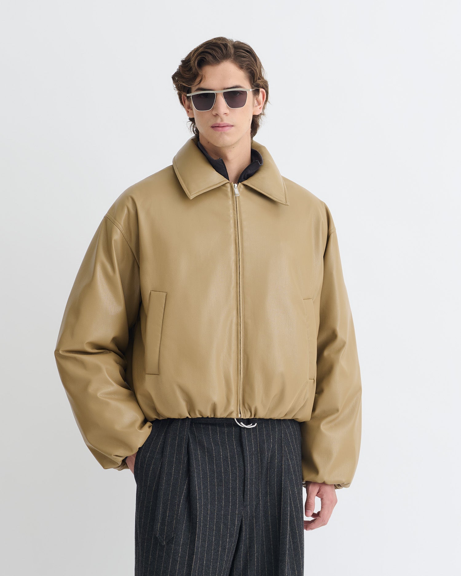 Blouson bomber court en similicuir rembourré kaki sourd avec manches ballon