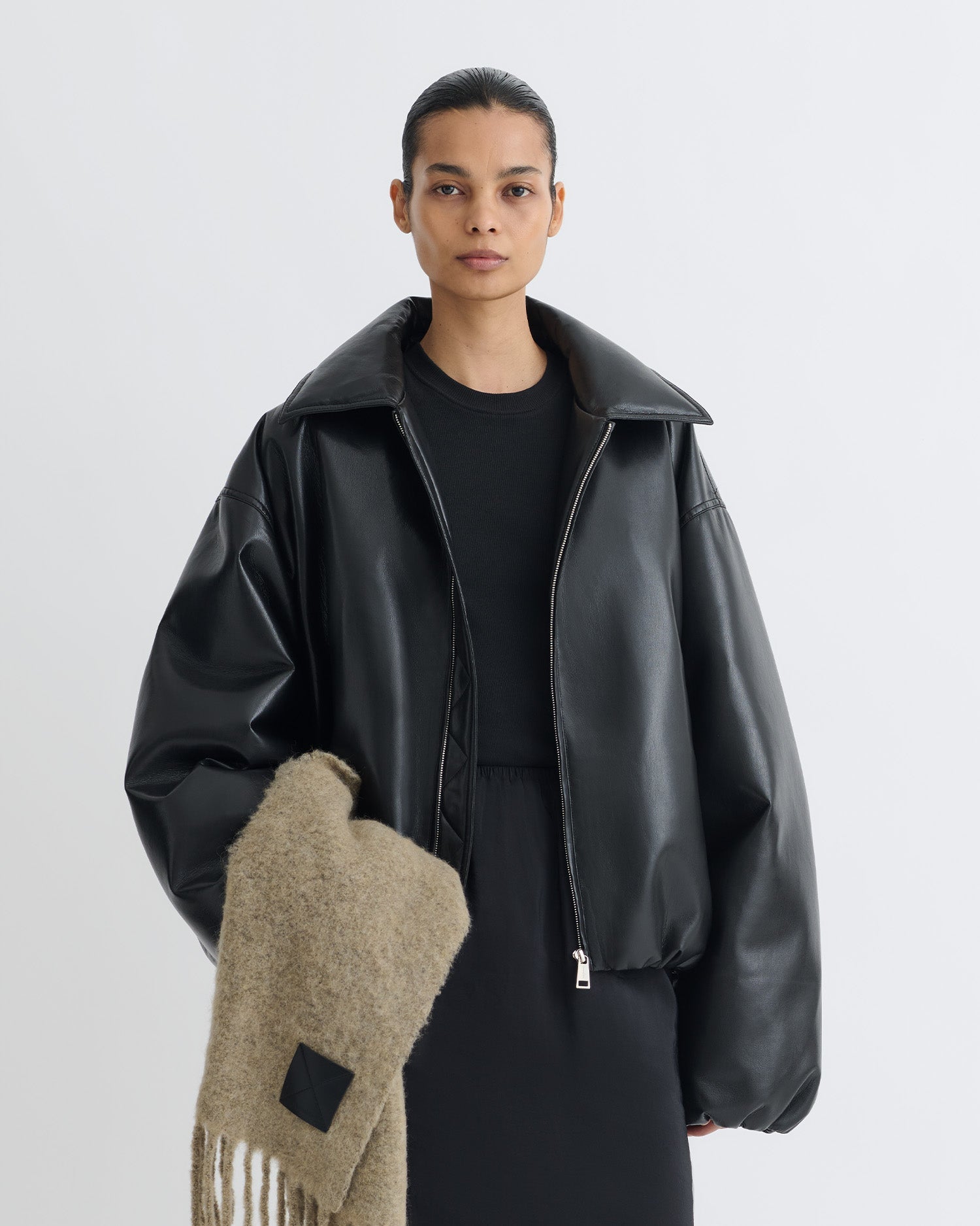 Blouson aviateur zippé en similicuir noir rembourré, coupe courte et carrée