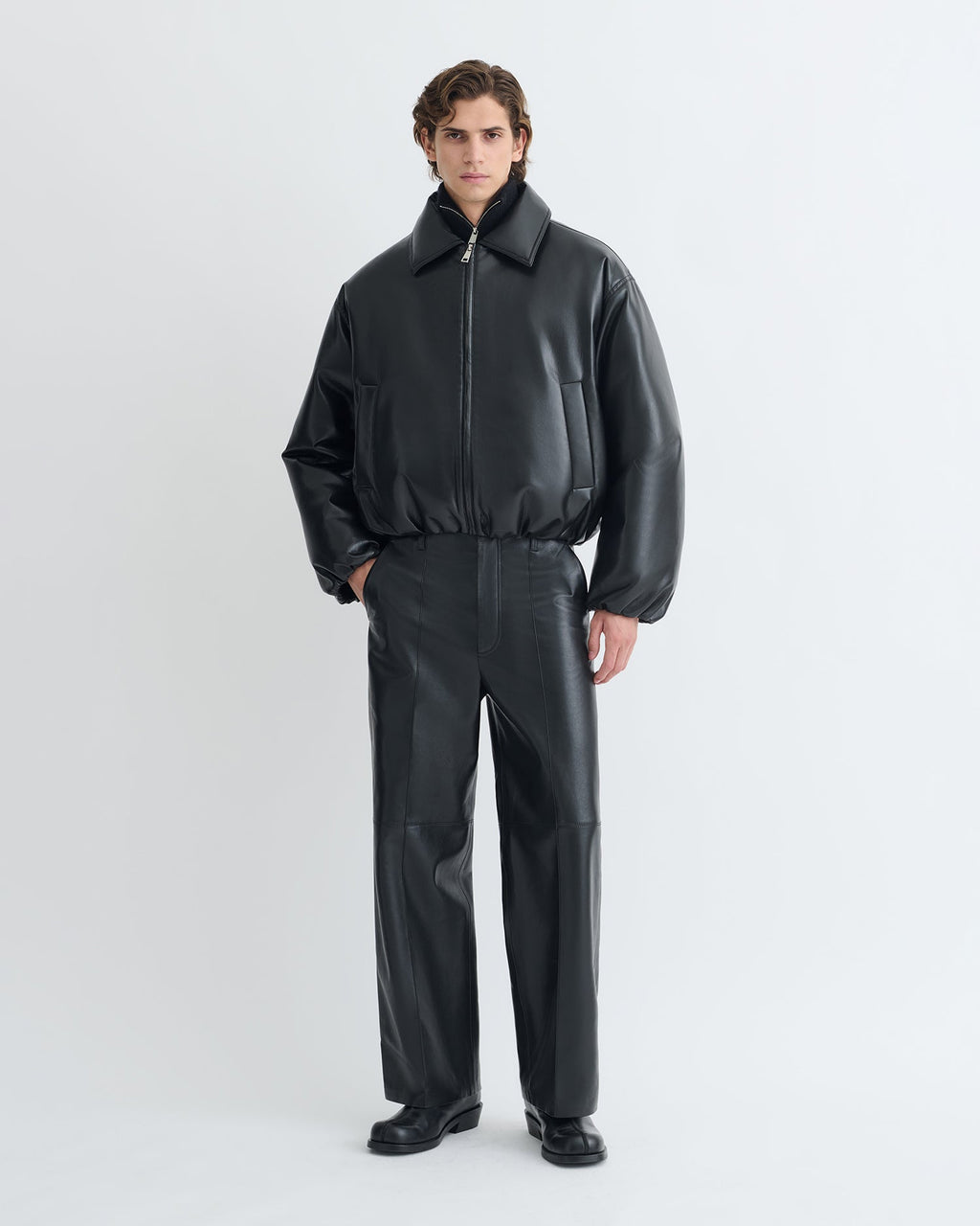 Blouson aviateur zippé en similicuir noir rembourré, coupe courte et carrée