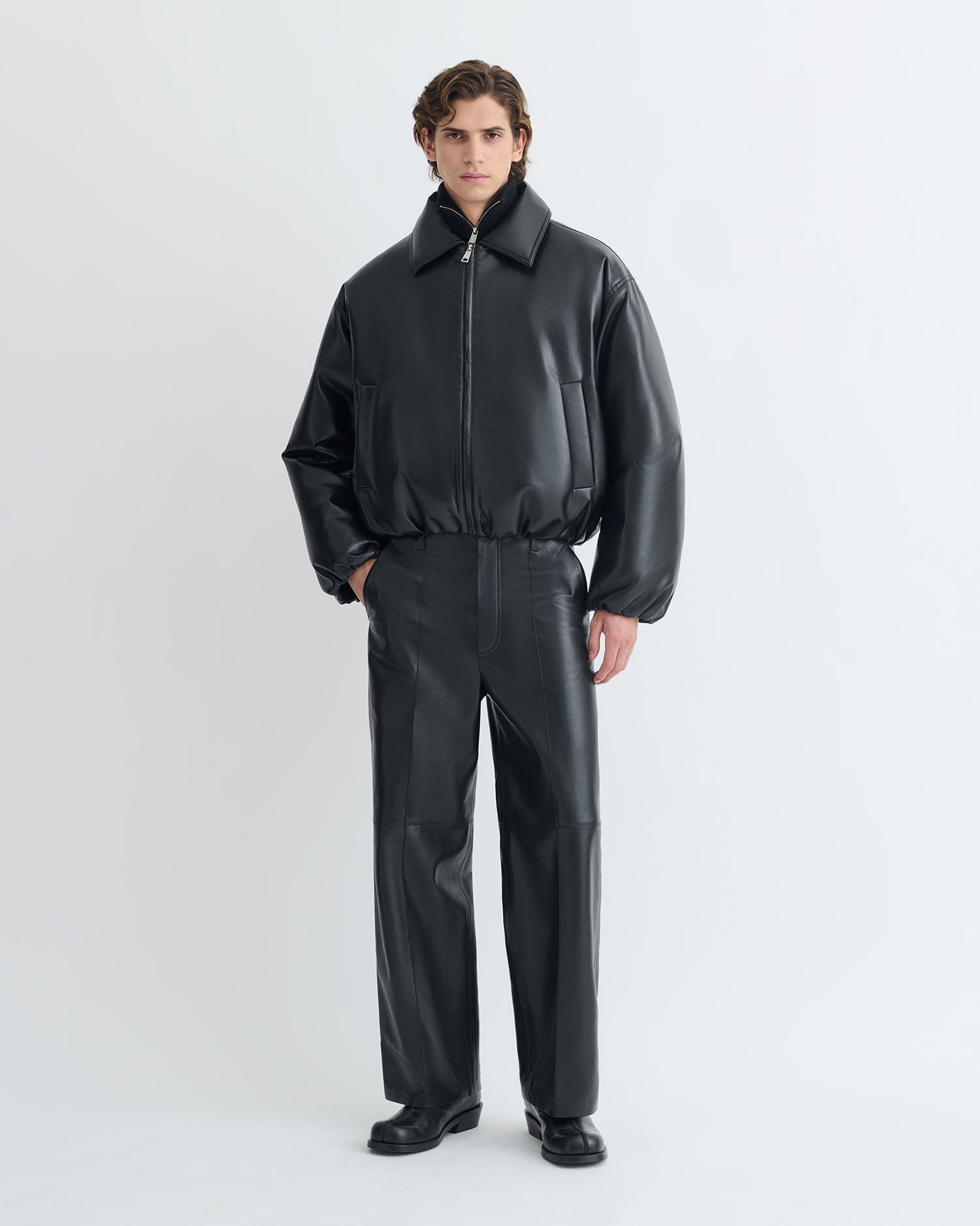 Blouson aviateur zippé en similicuir noir rembourré, coupe courte et carrée