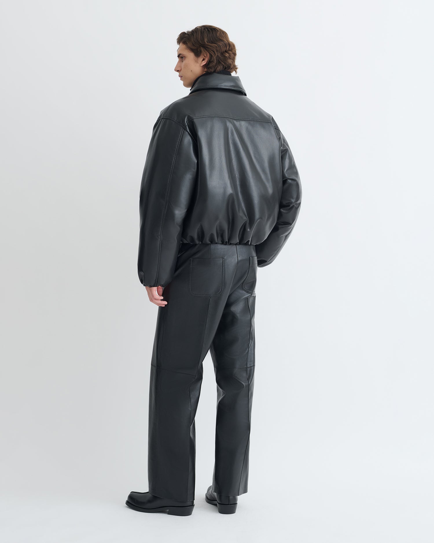 Blouson aviateur zippé en similicuir noir rembourré, coupe courte et carrée