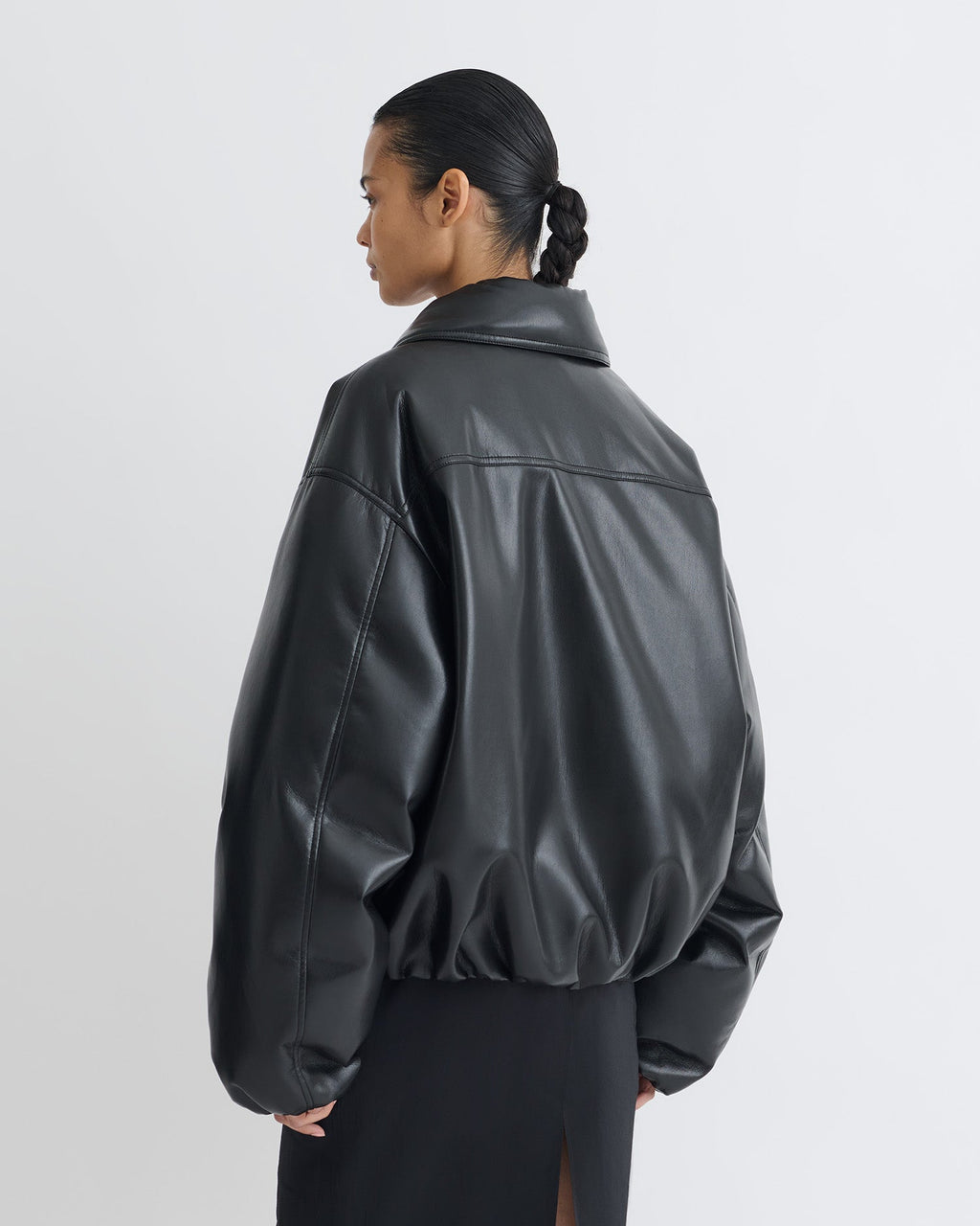 Blouson aviateur zippé en similicuir noir rembourré, coupe courte et carrée