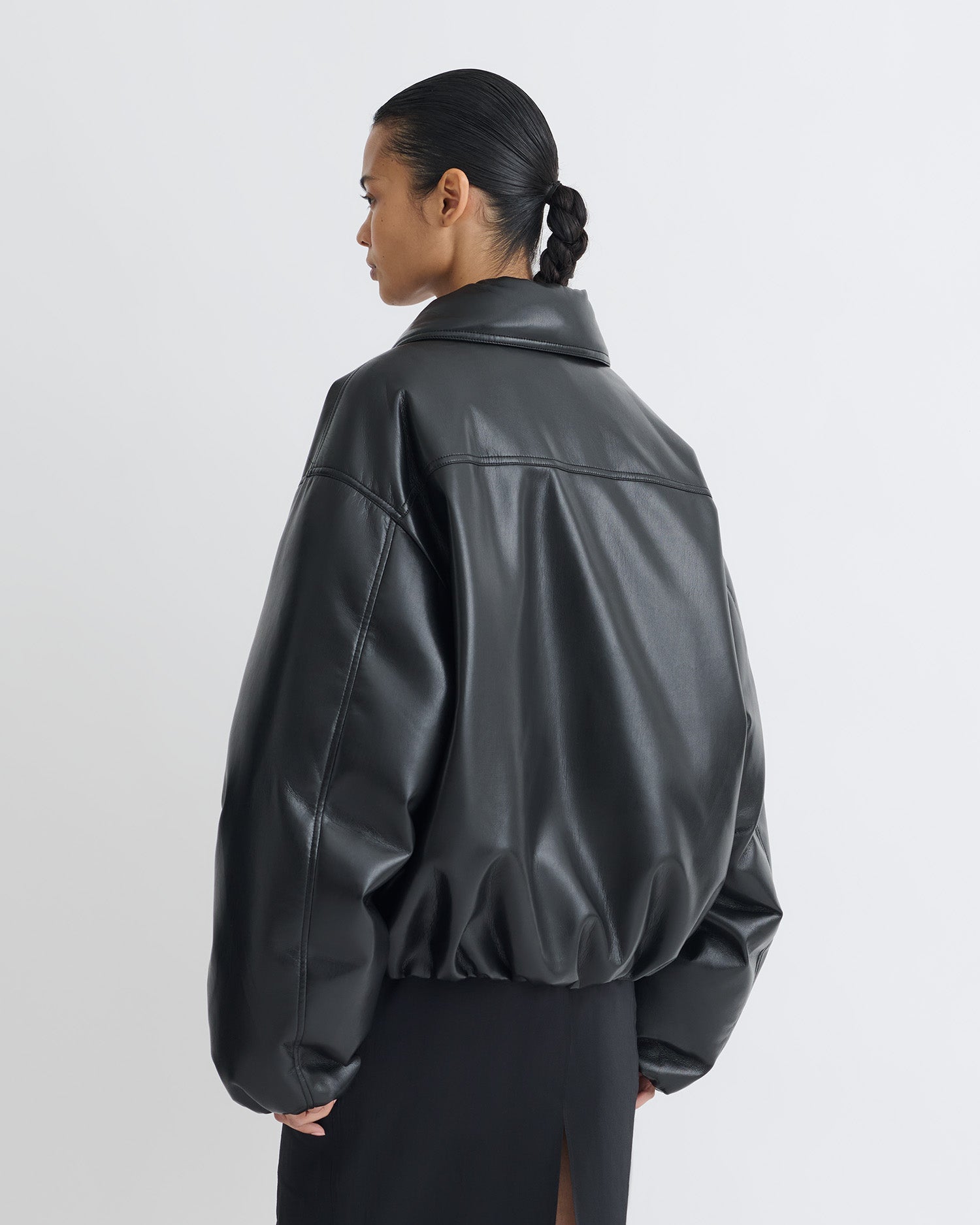 Blouson aviateur zippé en similicuir noir rembourré, coupe courte et carrée