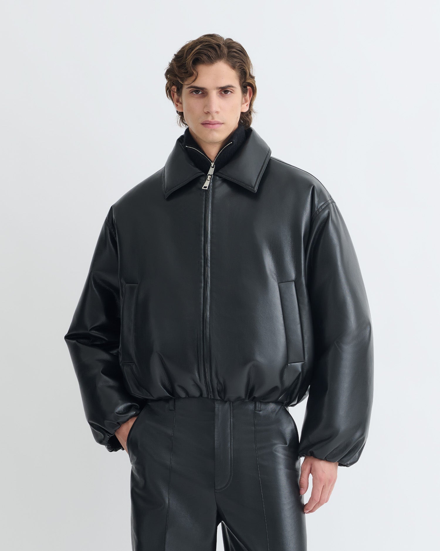 Blouson aviateur zippé en similicuir noir rembourré, coupe courte et carrée