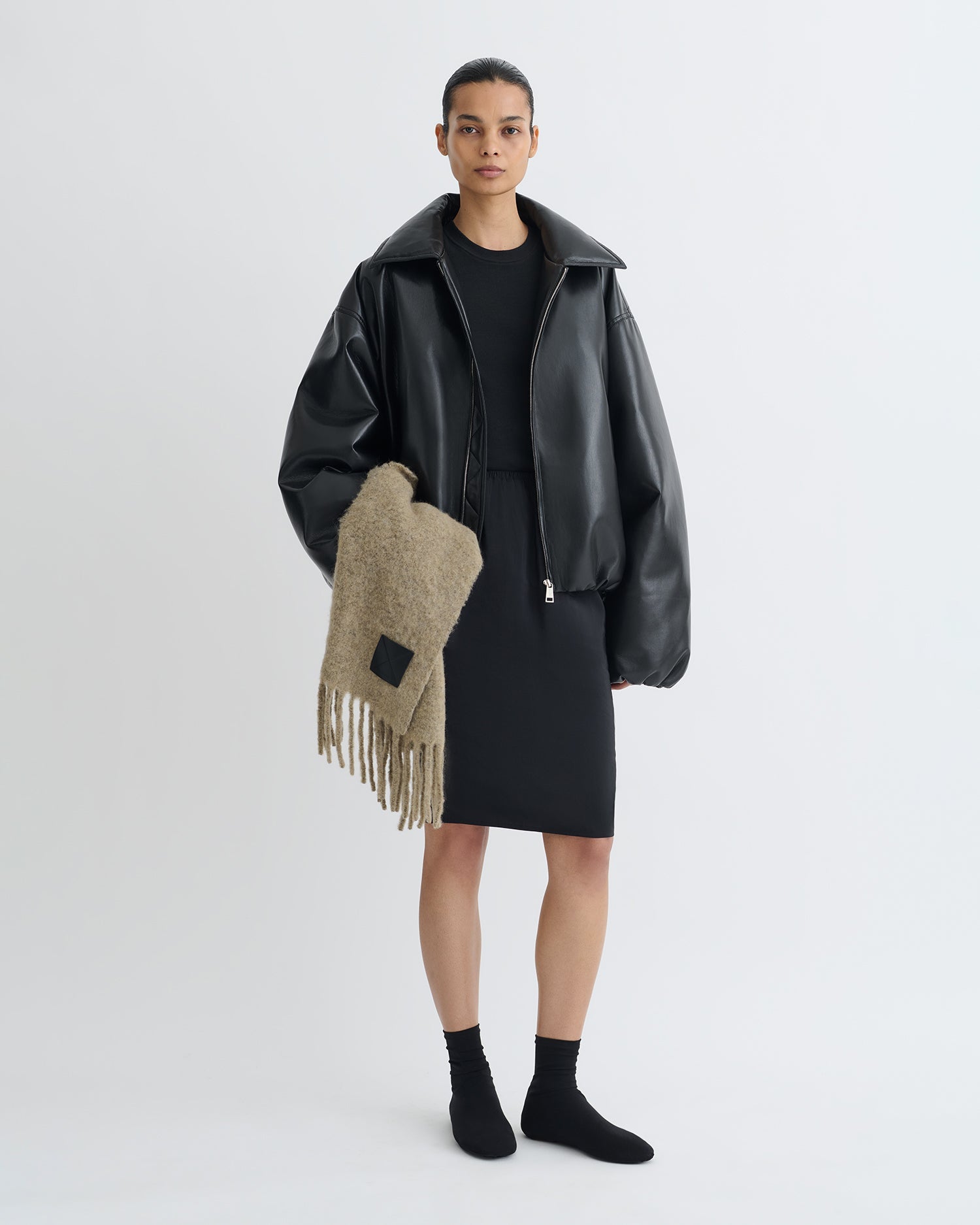 Blouson aviateur zippé en similicuir noir rembourré, coupe courte et carrée