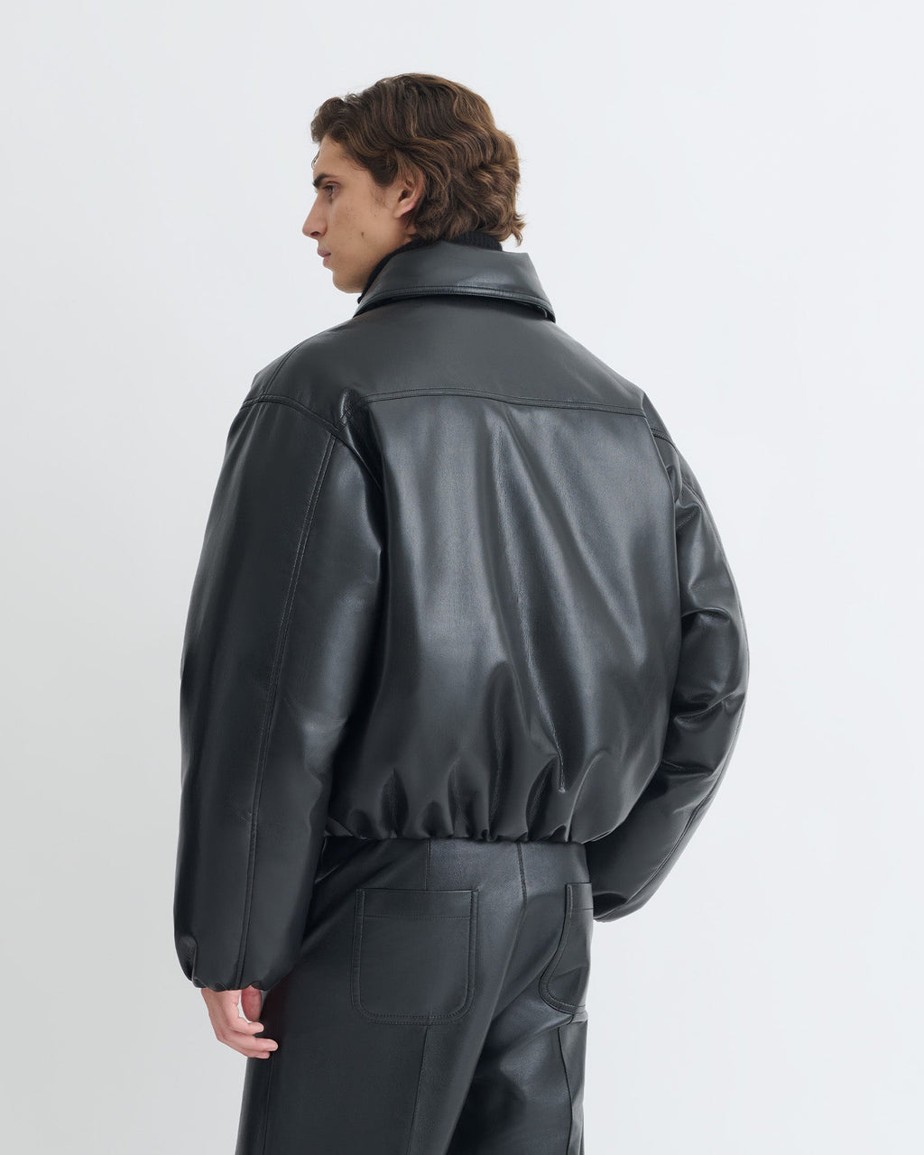 Blouson aviateur zippé en similicuir noir rembourré, coupe courte et carrée