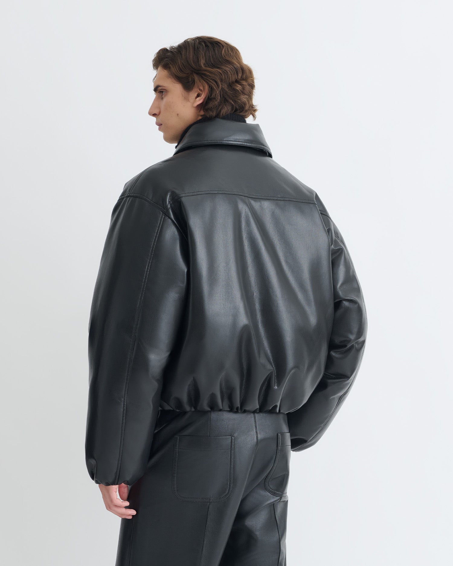 Blouson aviateur zippé en similicuir noir rembourré, coupe courte et carrée