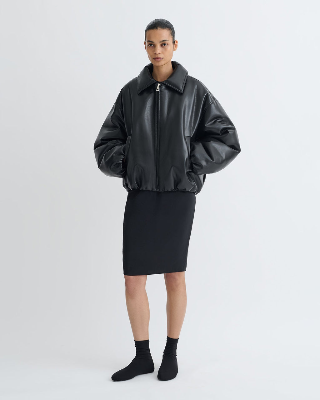 Blouson aviateur zippé en similicuir noir rembourré, coupe courte et carrée