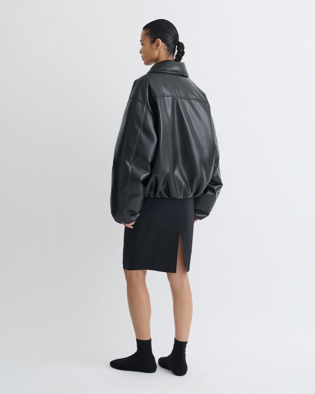 Blouson aviateur zippé en similicuir noir rembourré, coupe courte et carrée