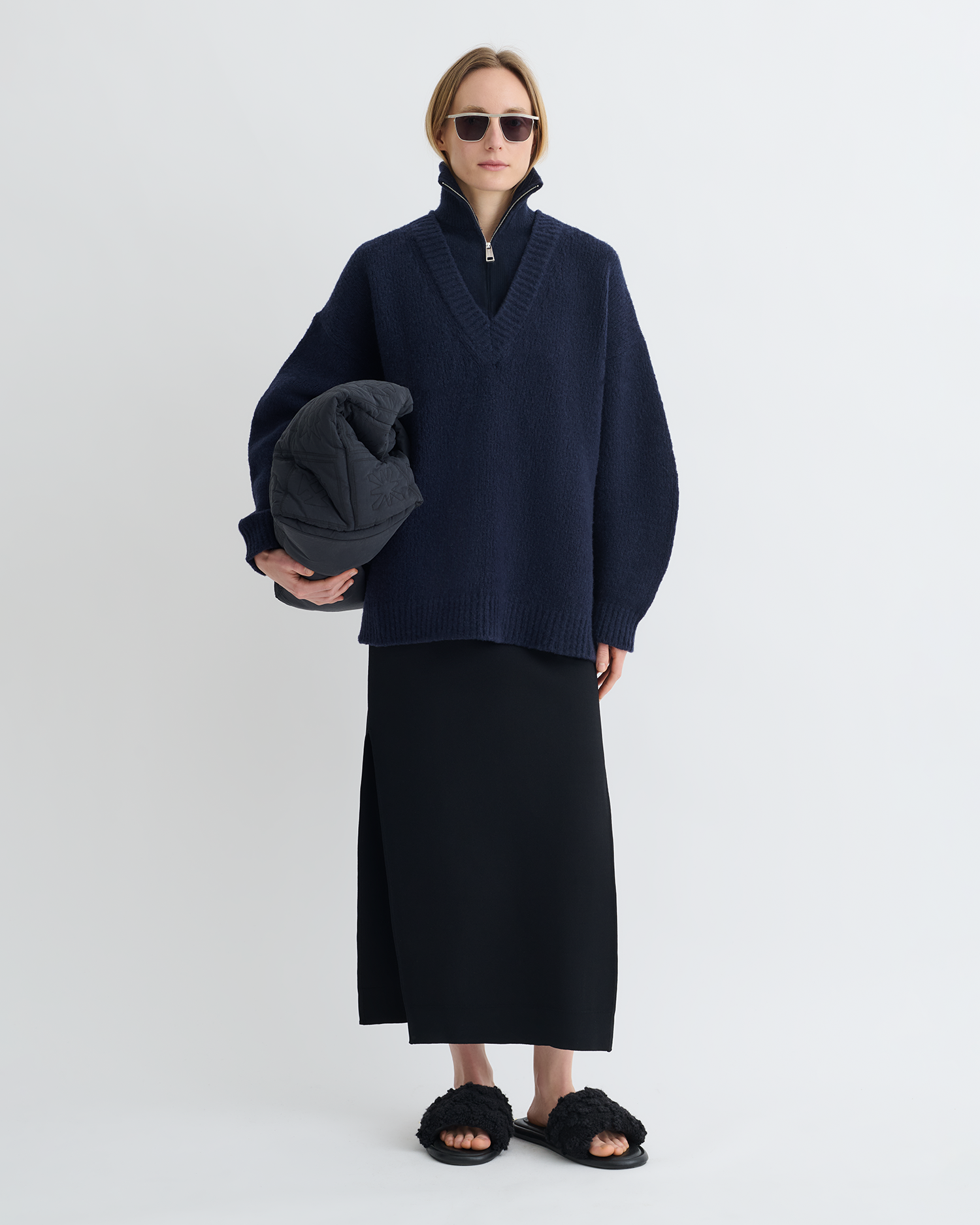 Pull col roulé mi-zippé bleu marine oversize en laine mérinos brossée